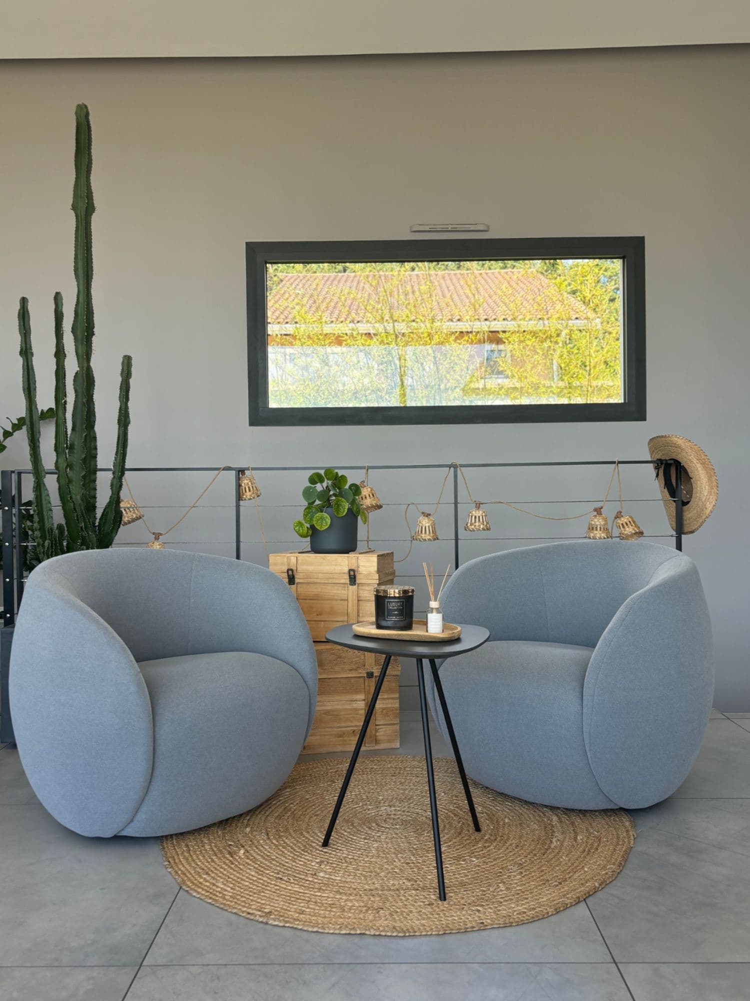 Lot de 2 fauteuils tissu gris clair ROCHEBOBOIS (L84 x H73 x P77) piétement pivotant métal chromé (valeur 3295€)