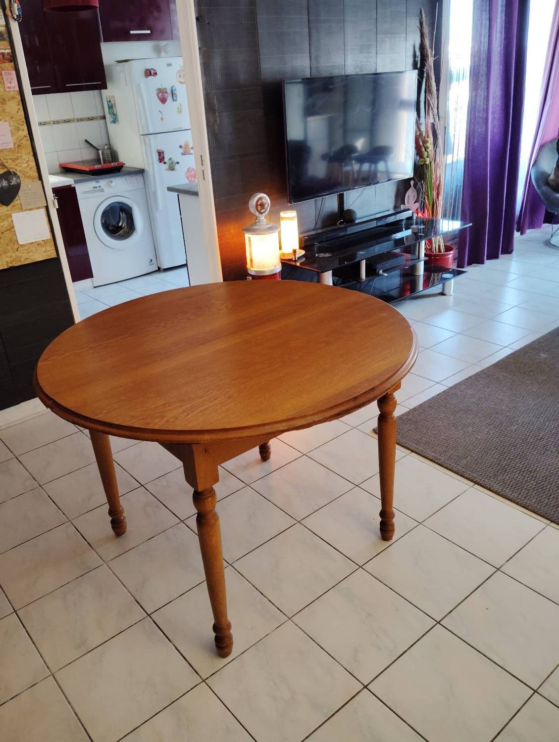 A Vendre Table Ronde En Bois Massif Avec Rallonges Intégrées.