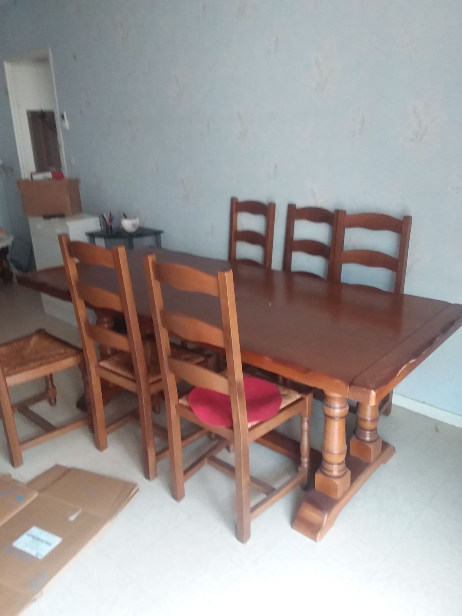 Vends Table Plus 6 Chaises Très Bon État Suite A Un Décès