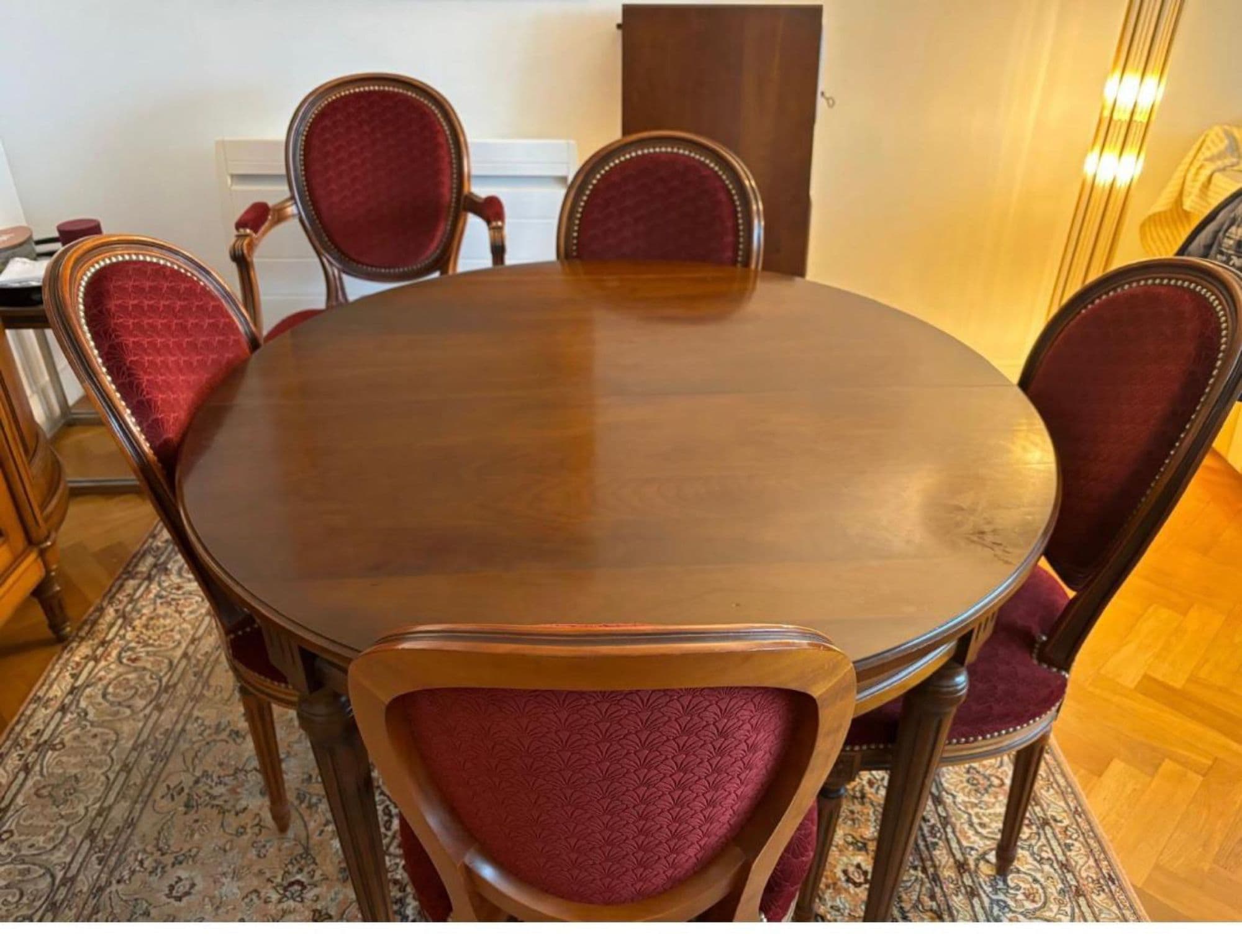 Table à manger et 4 chaises .