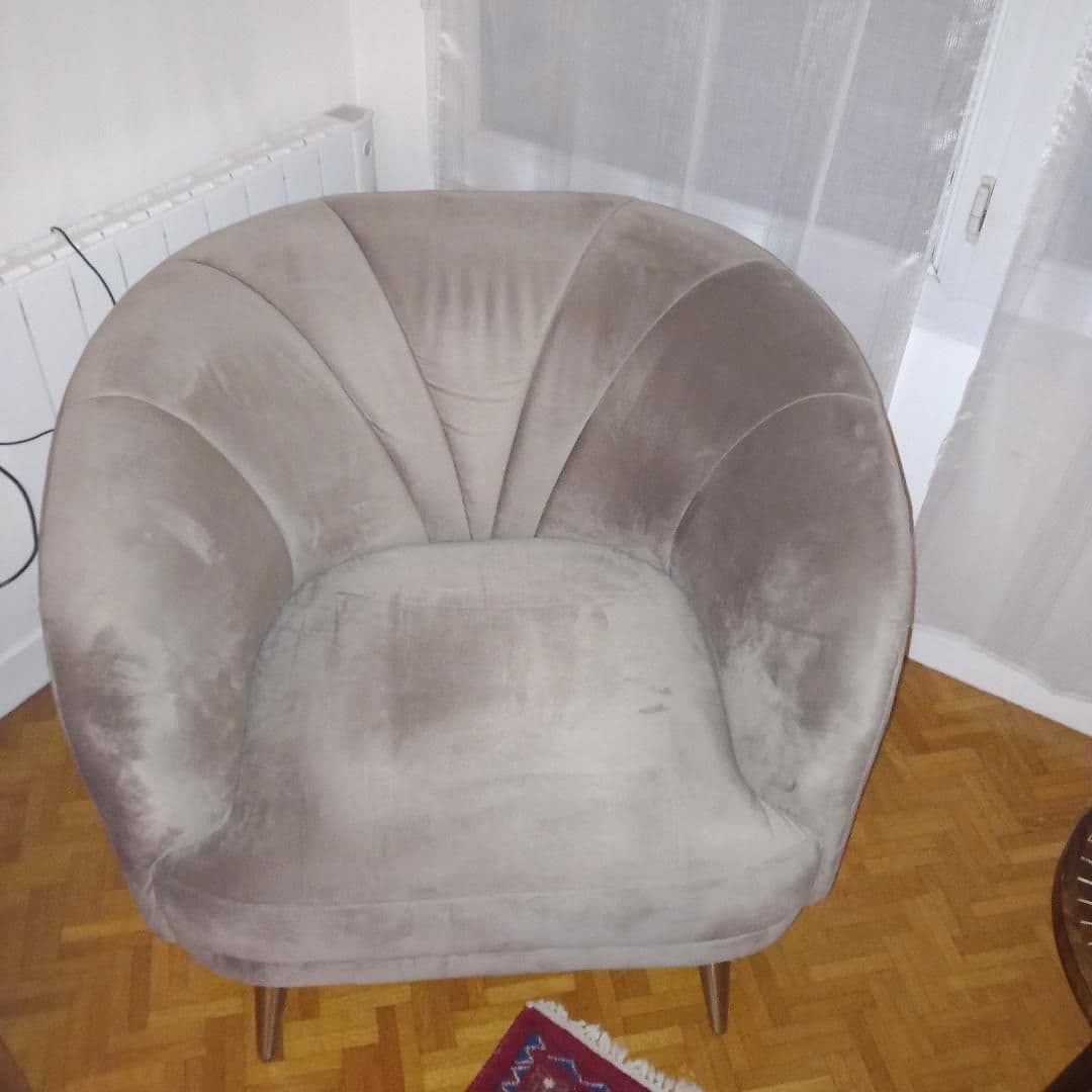 Vends cause déménagement Fauteuil de salon très enveloppant en tissu façon velour couleur beige/taupe pieds dorés réglables dimension 90X80X75 cm