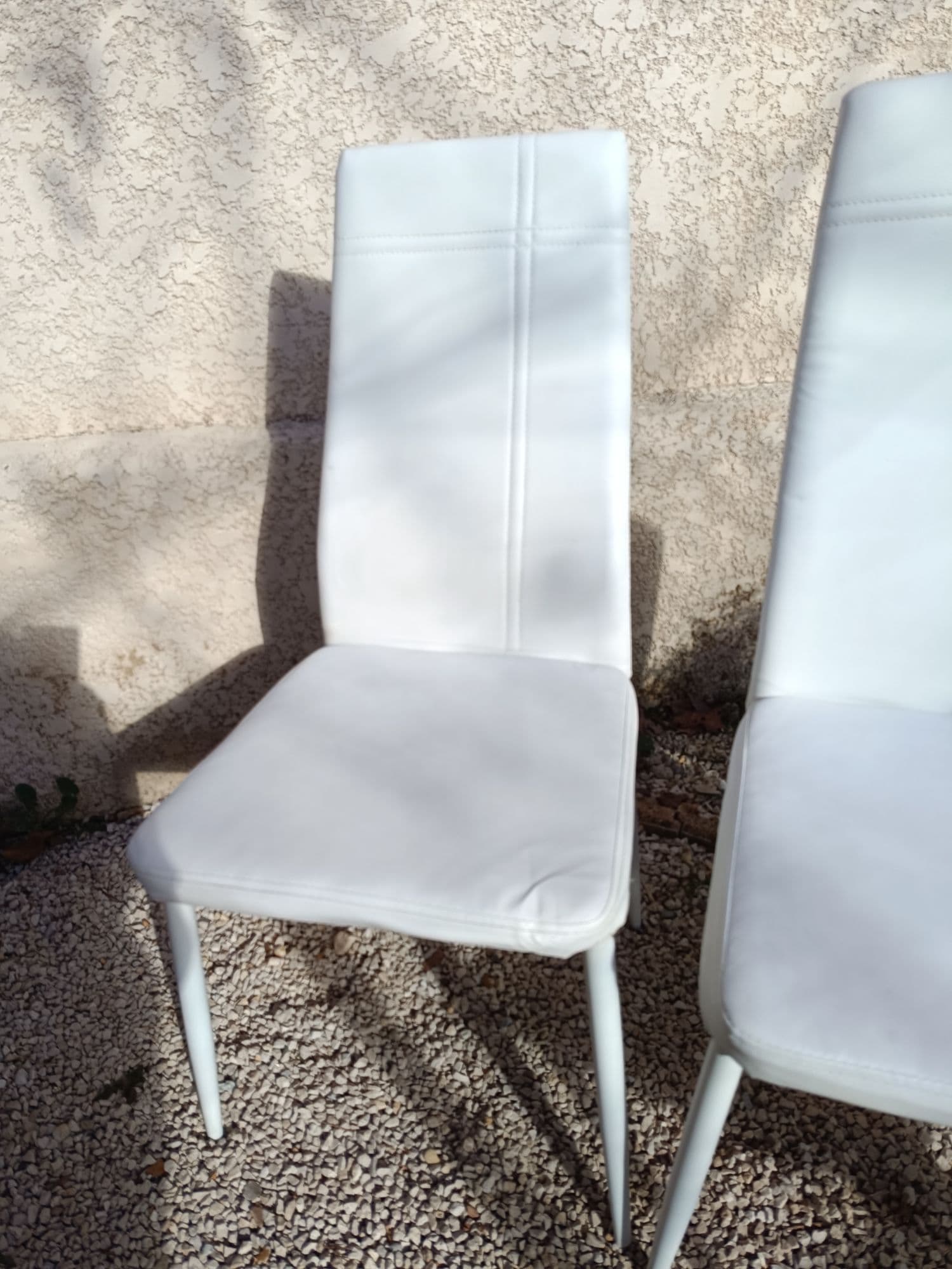 Lot 4 chaises blanches d'intérieur simili cuir