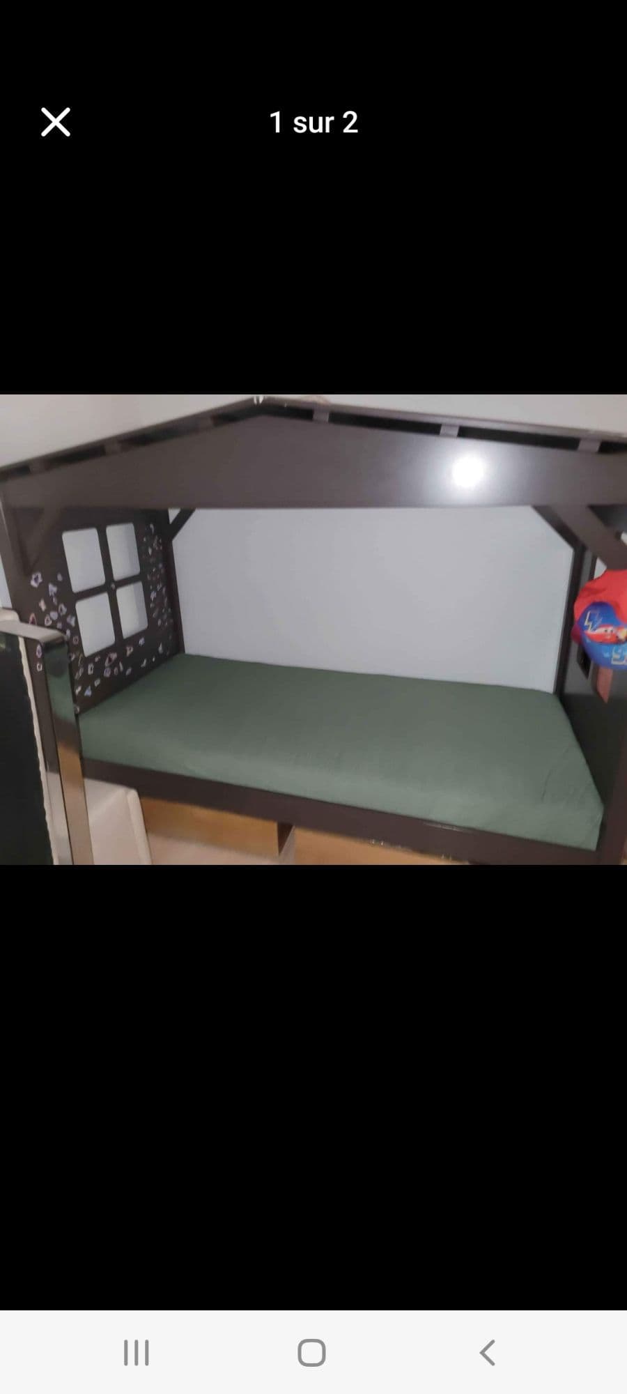 Je s Deux Grands Lits Enfants Sous Forme D'une Maison Avec Leurs Matelas .