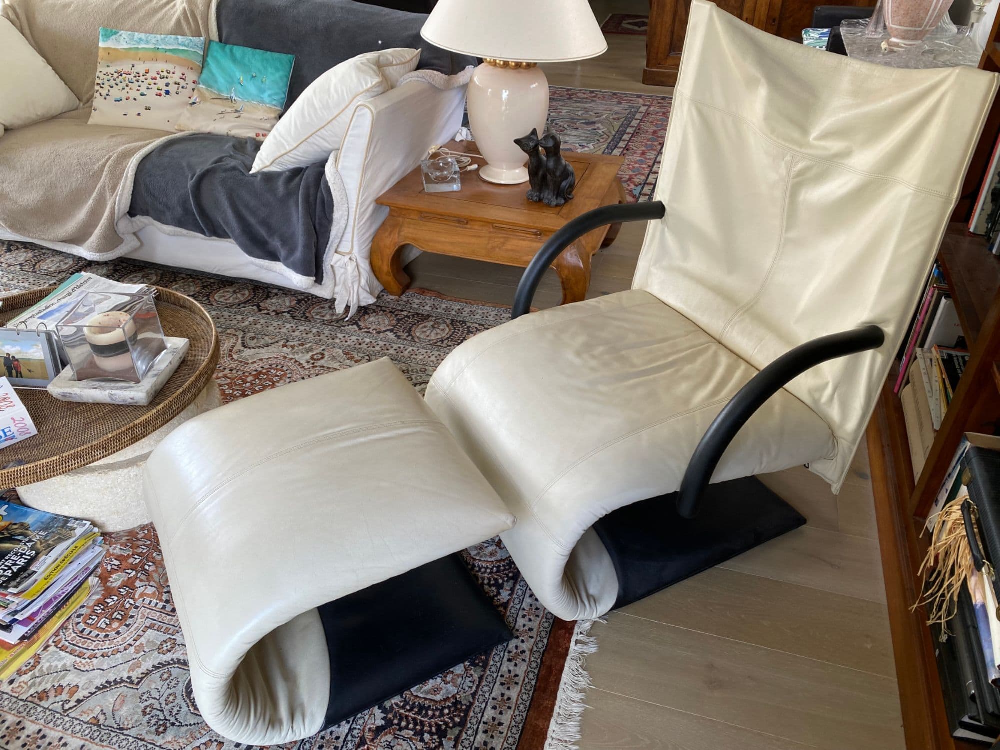Fauteuil et repose-pieds "ZEN" en cuir drapé blanc Ligne Roset