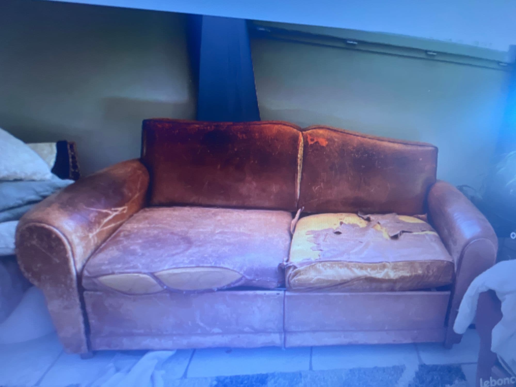 Vends Canapé club et 2 fauteuils club de type Moustache. Canapé convertible avec matelas d origine.