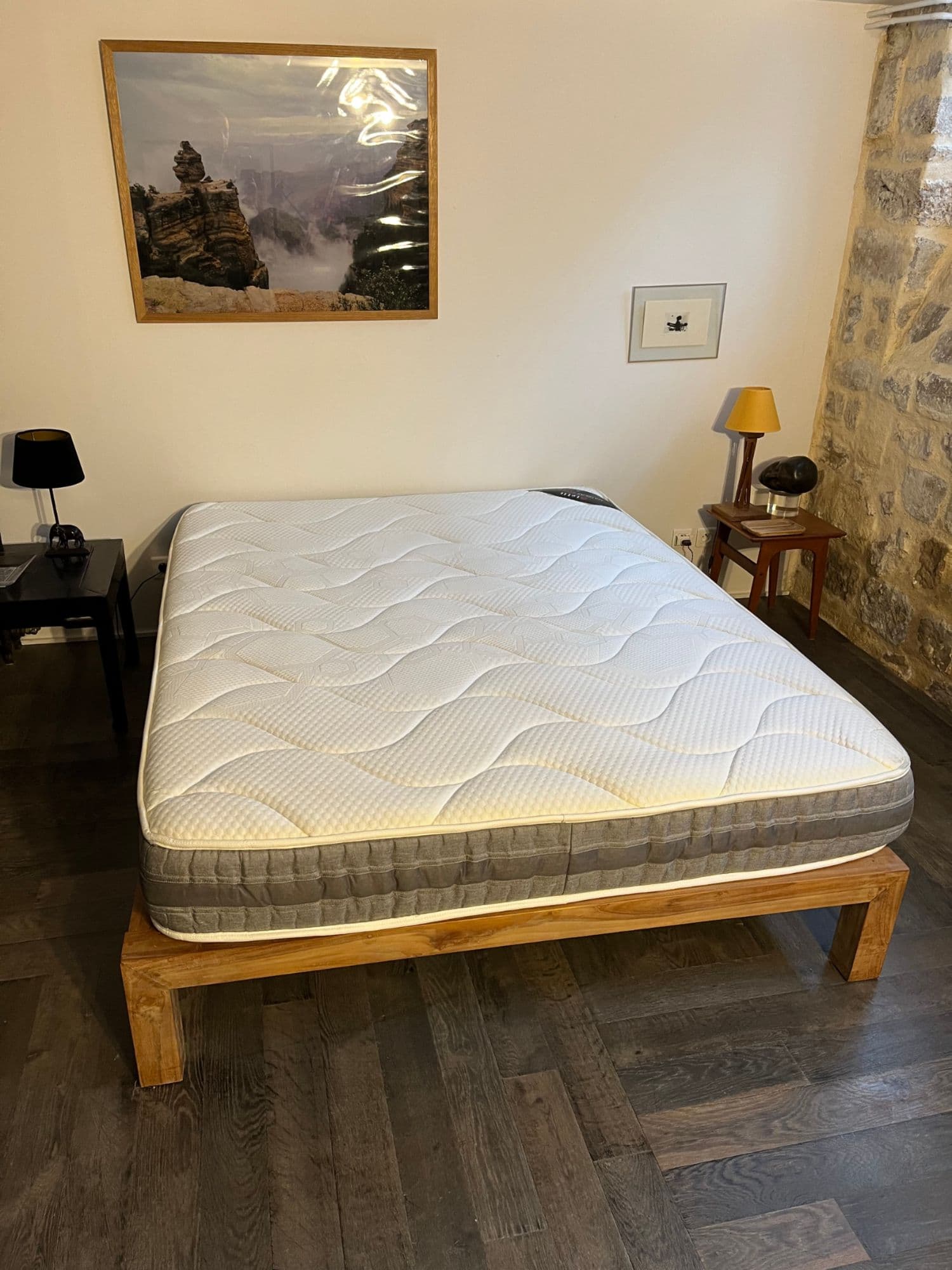 Grand lit solide (sommier en bois + matelas ferme) 206 x 154 cm