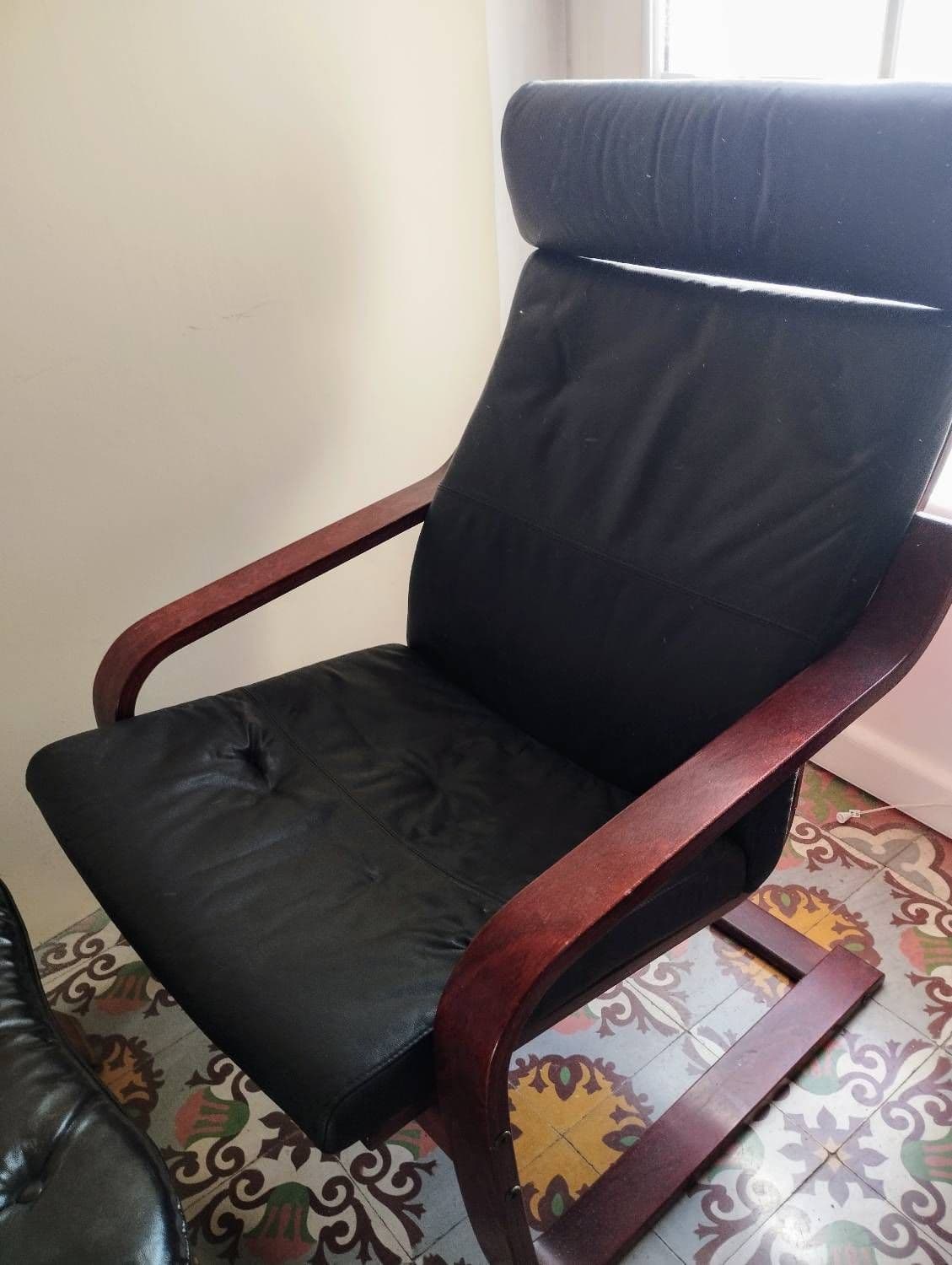 Fauteuil Scandinave et son Repose-pied, cuir noir