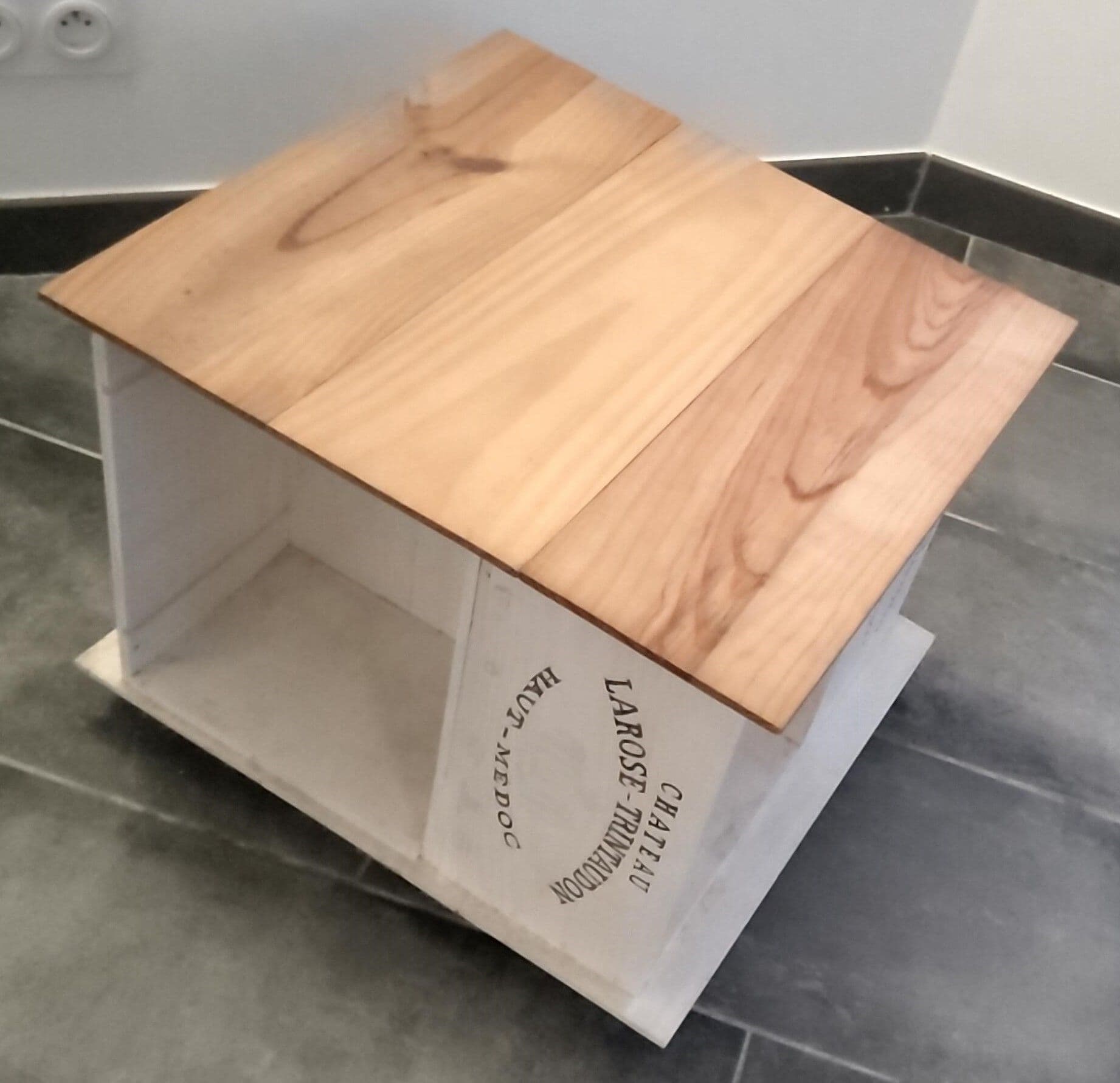 Table De Chevet / Table Basse En Caisses De Vin