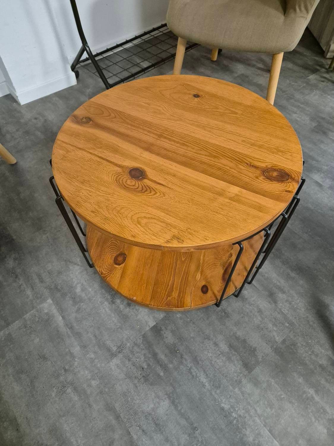 À Vendre Table Basse Ronde En Bois En Très Bon État.