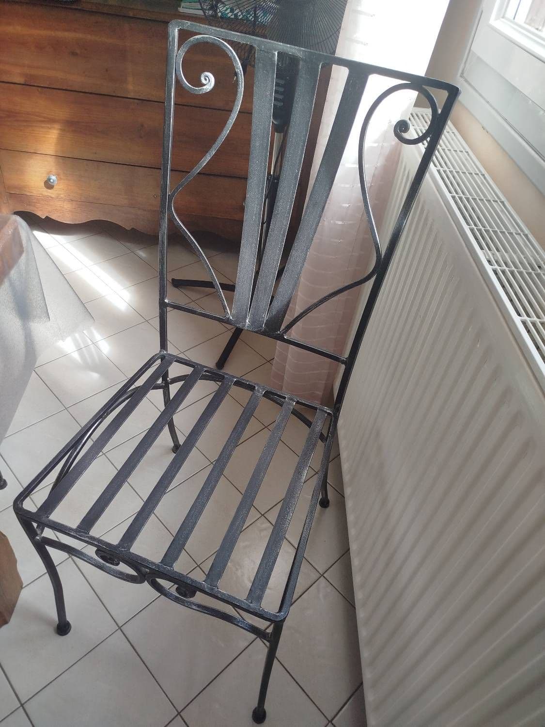 10 Chaises en Fer forge. "Poids d'une chaise 12kgs)