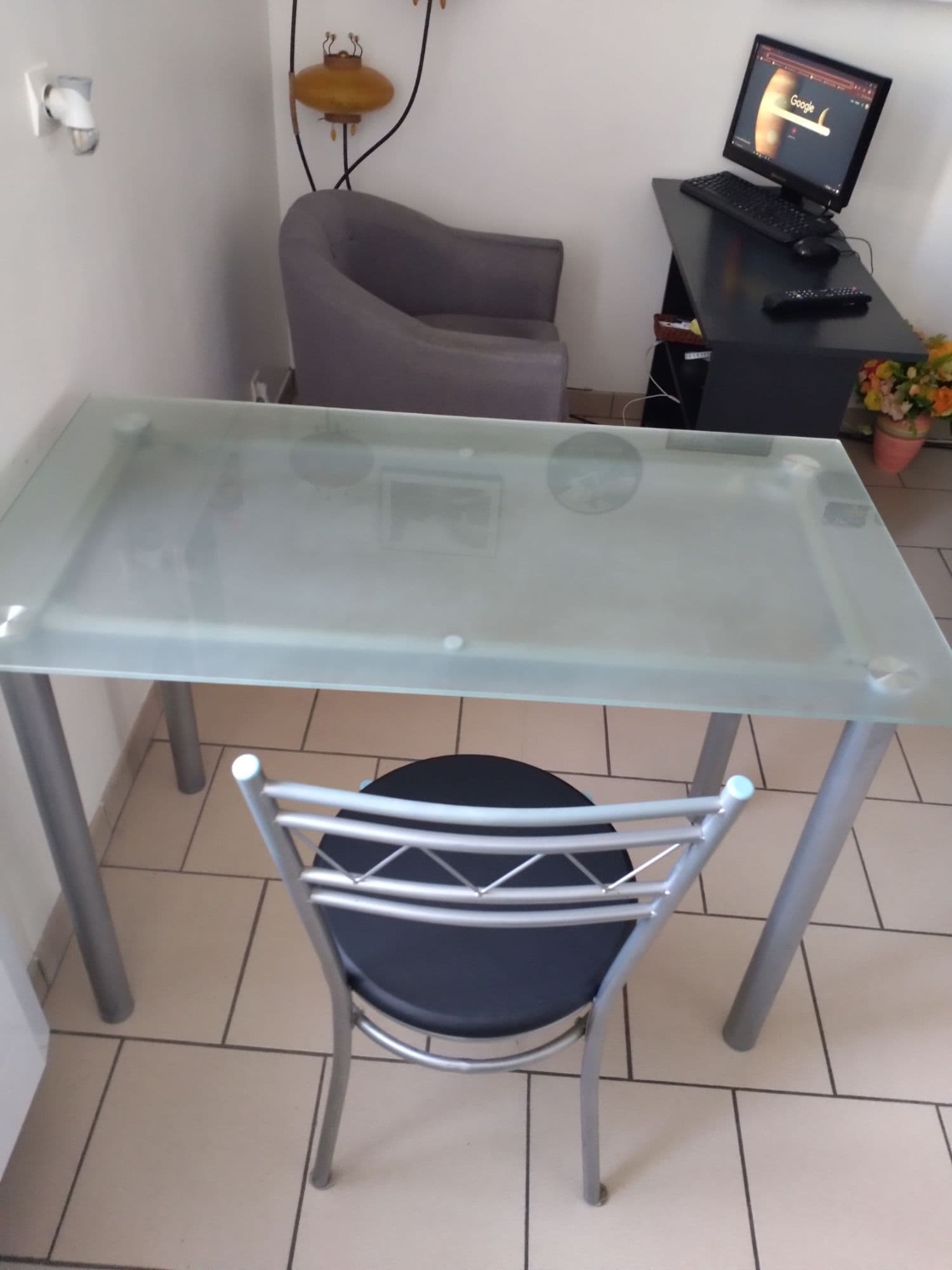 Table En Verre Avec Une Chaise