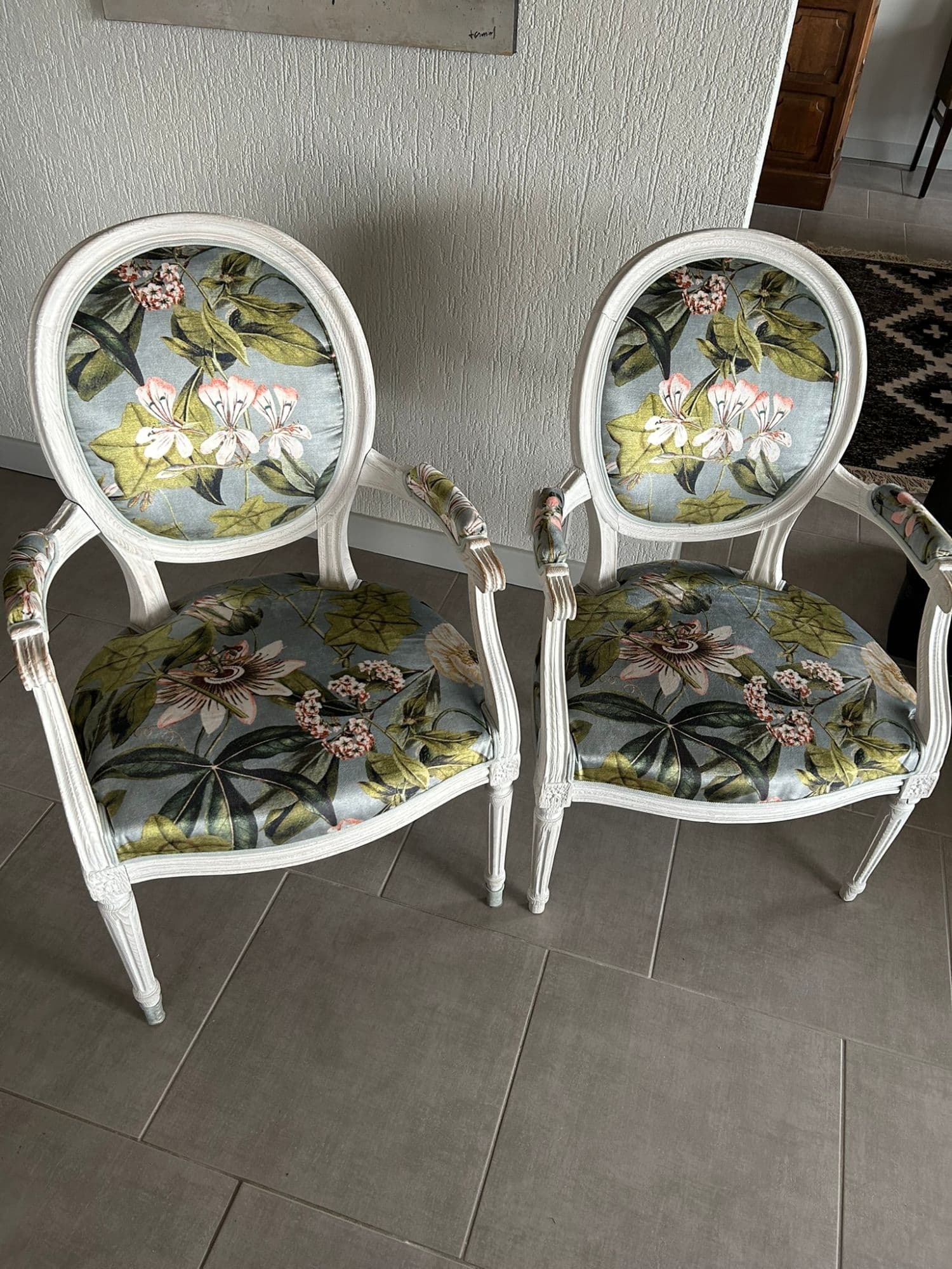 Paire De Fauteuils Louis Xvi À Médaillon. Excellent État. Totalement Rénovés Par Tapissier Récemment.
