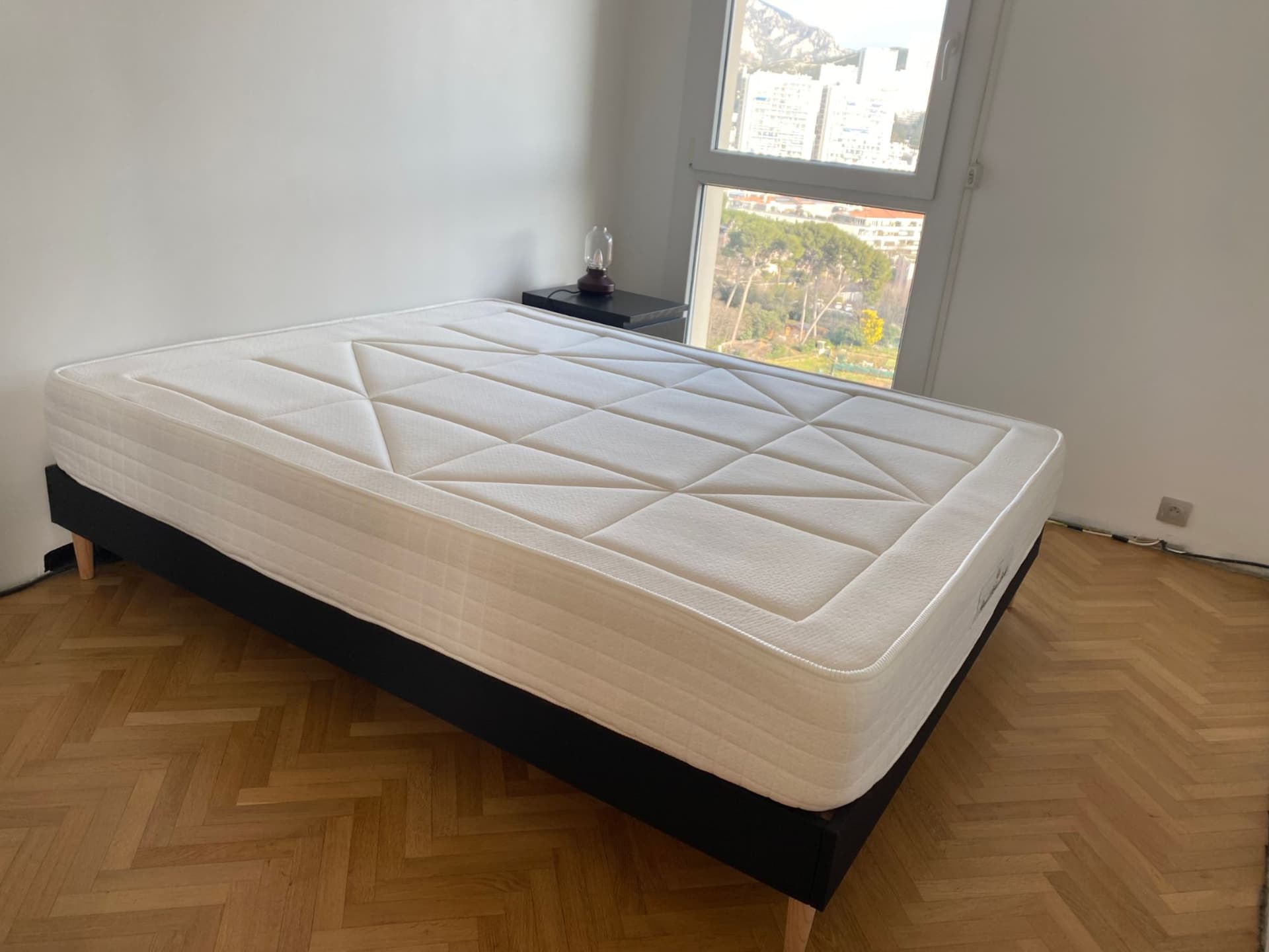Ensemble matelas ressorts ensachés + mémoire de forme maxi épaisseur (26cm) Windsor sommier KIT noir - 160 x 200 cm