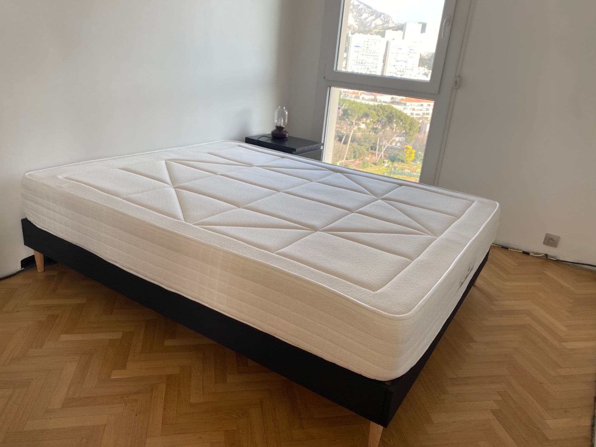 Ensemble matelas ressorts ensachés + mémoire de forme maxi épaisseur (26cm) Windsor sommier KIT noir - 160 x 200 cm