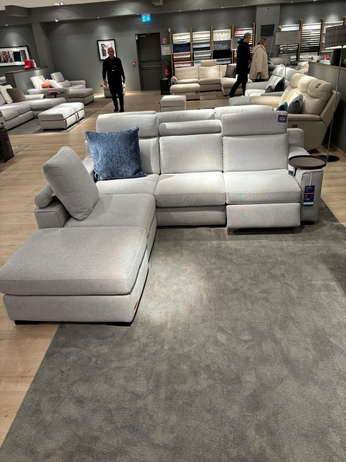 S Canape Poltronesofa Modèle Crostolo 4 Places Avec Une Place Relax Électrique +Pouf Rectangulaire Et Une Assise Terminale Modulable