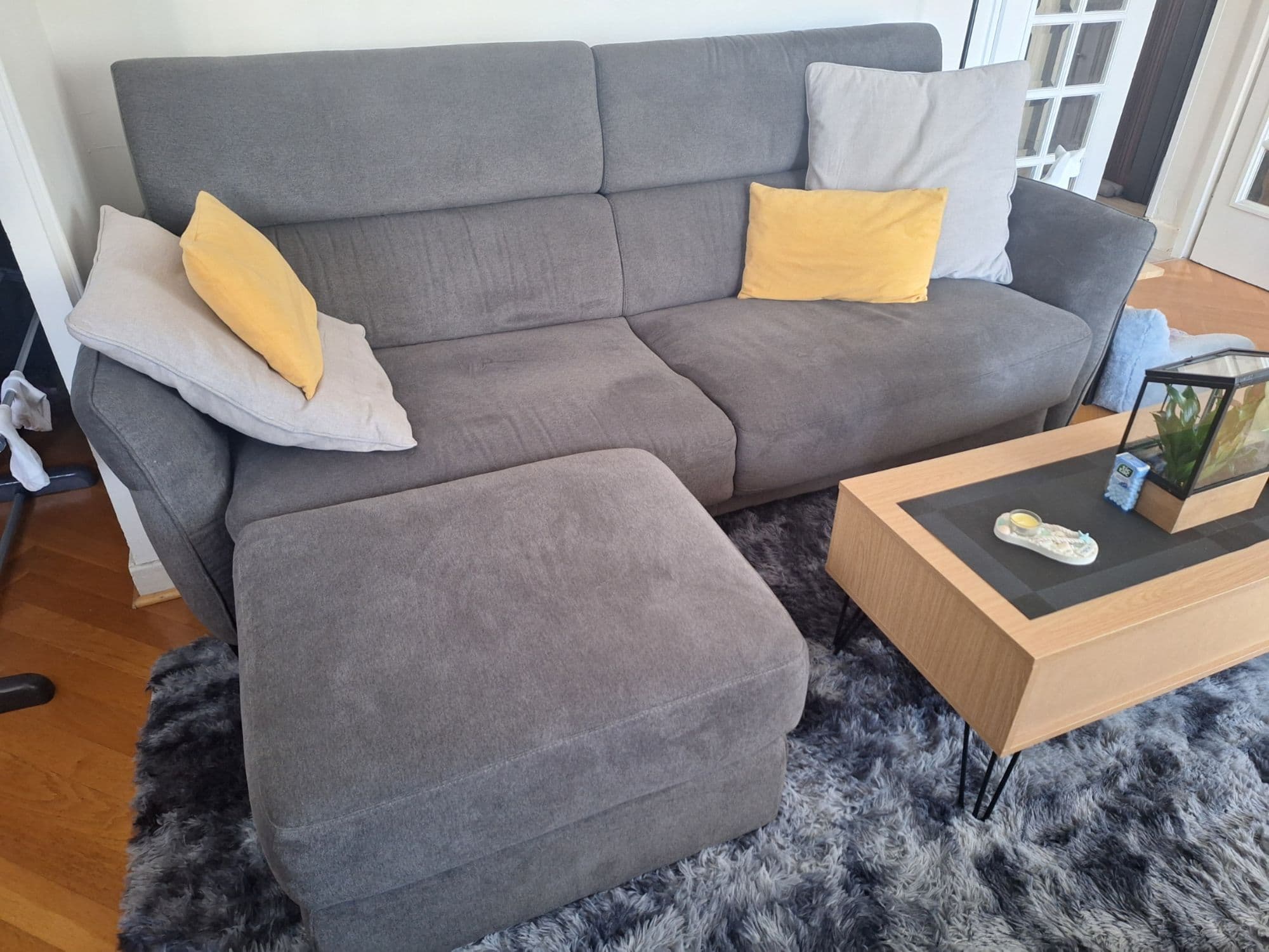 Canapé Convertible Avec Pouf Coffre Faisant Office De Méridienne.