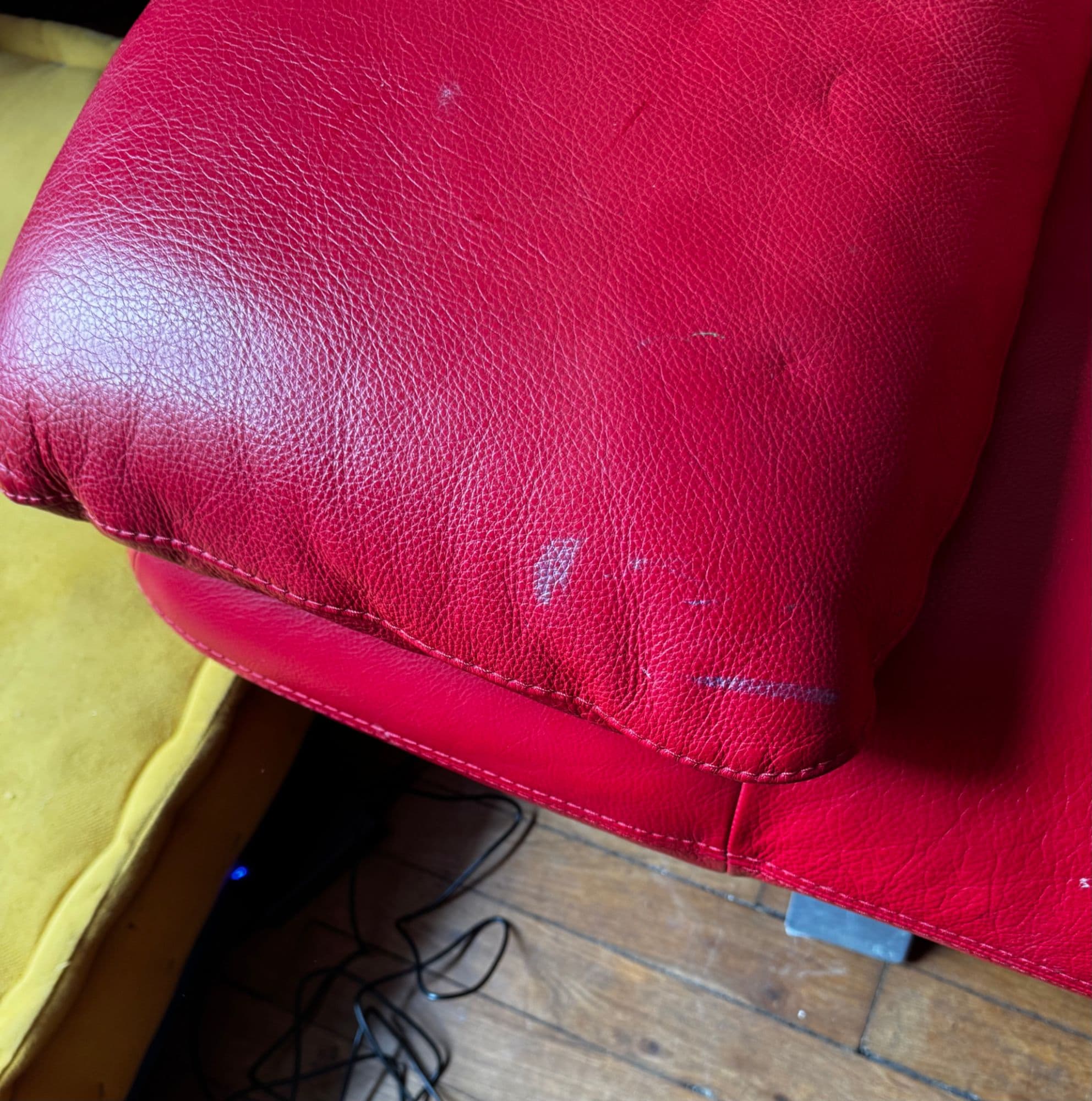 CANAPE EN CUIR ROUGE 1000€ Très bon état, à part un défaut sur un accoudoir (voir photo) Dossiers se relèvent 180 x 90 A prendre sur place