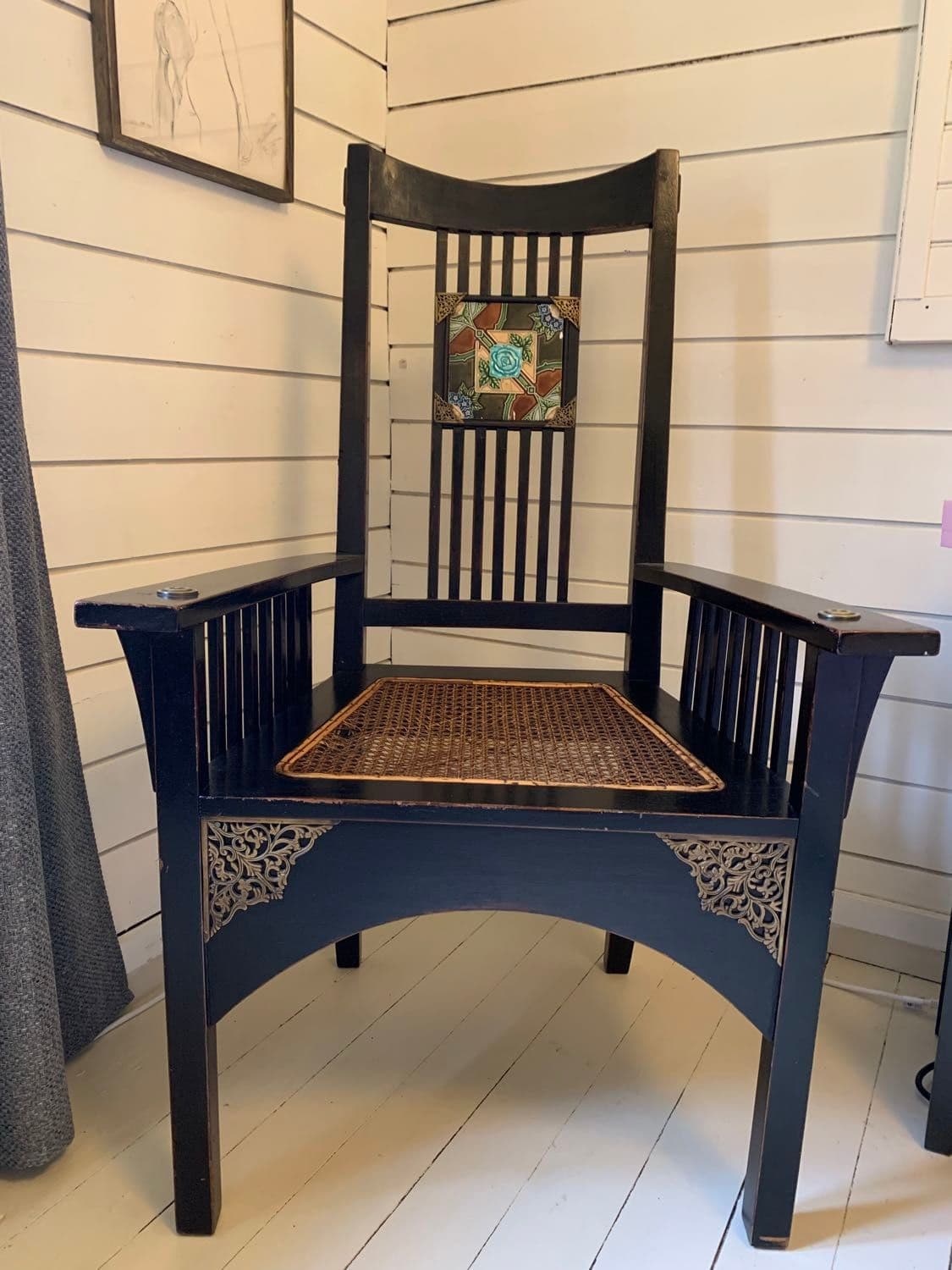 Fauteuil, dossier haut laqué noir, ancien    Fauteuil, dossier haut Laqué noir, ancien chinois , doté ta motif, céramique de fleurs et feuillages .