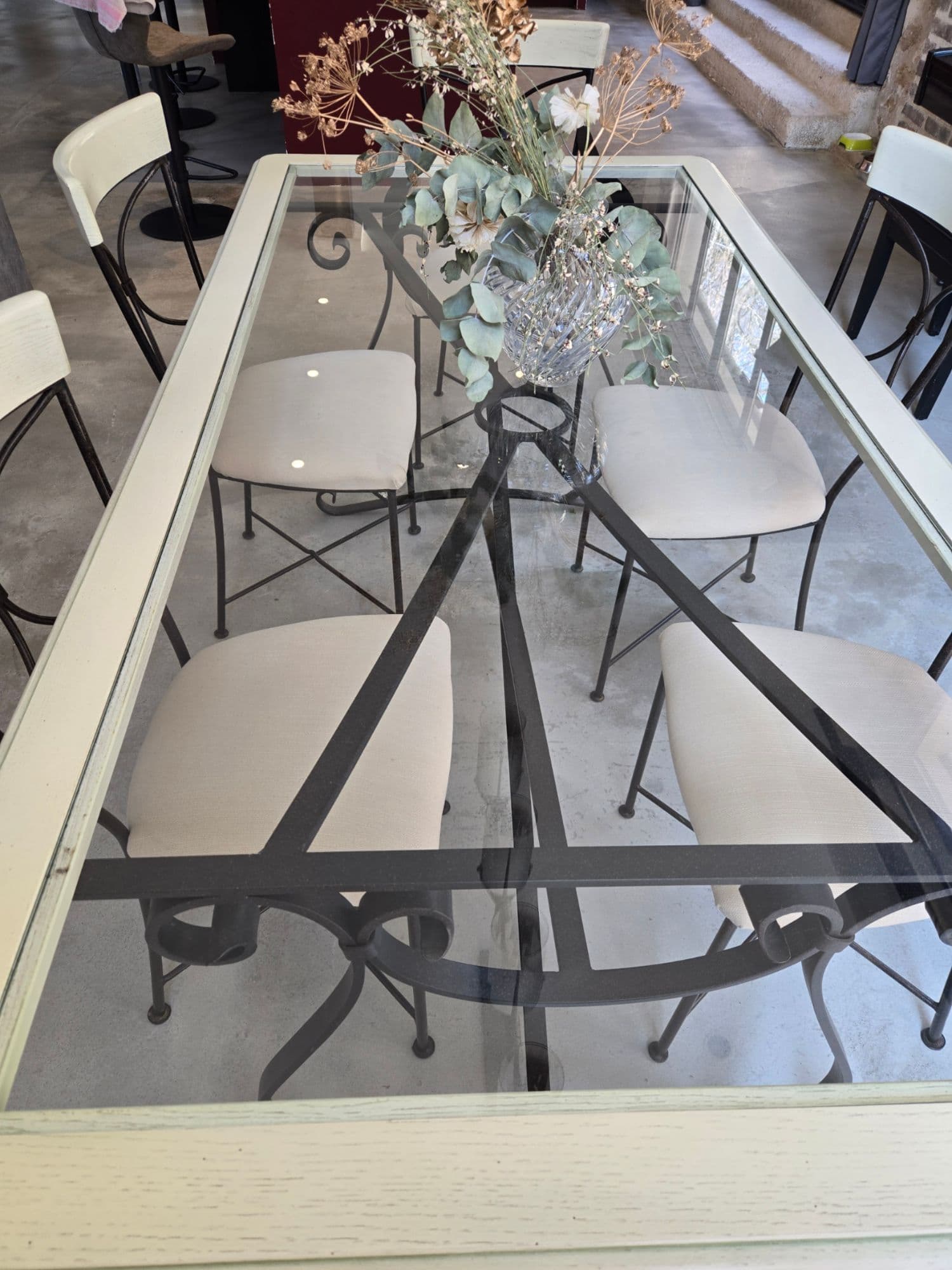 Table en verre en fer forgé et 6 chaises, dont 2 chaises avec accoudoirs