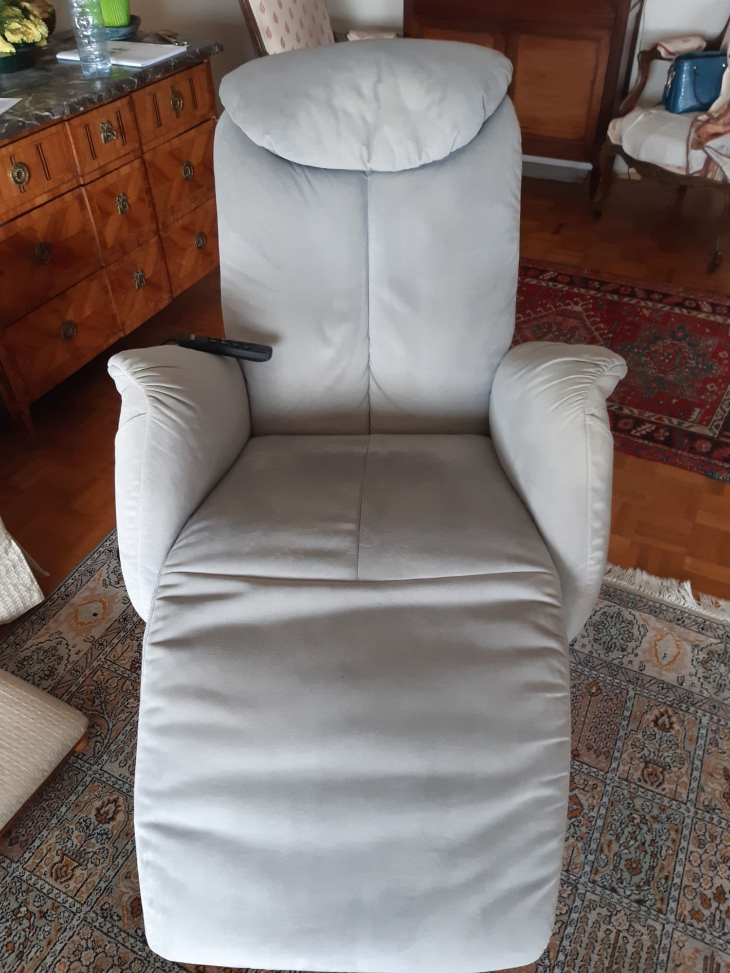 Fauteuil releveur EVERSTYL. Parfait état. Velours gris perle. Télécommande.