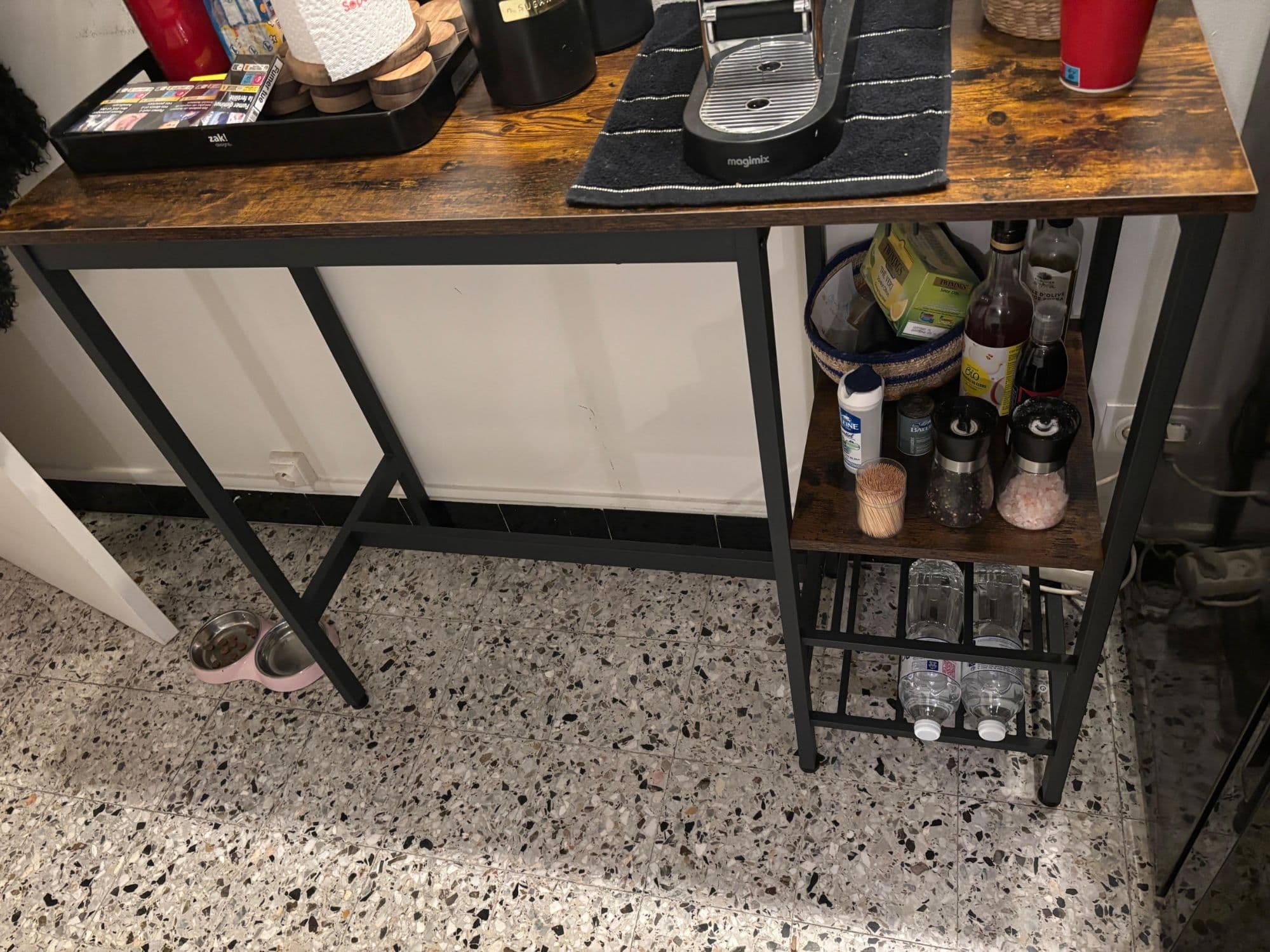 VASAGLE Table Haute, Table à Manger, Table de Bar avec Supports pour Verres et Bouteilles, pour Salon, Cuisine, 110 x 40 x 90 cm, Style Industriel Marron Rustique et Noir LBT013B01