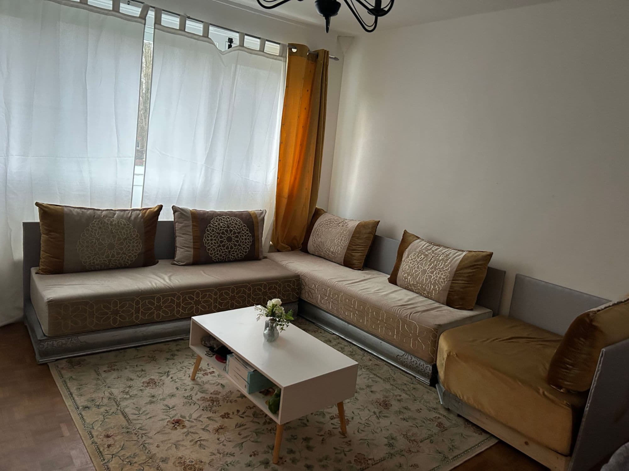 Canapé Marocain En Bon État Avec Une Assise Confortable À Noter : Un Panneau Latéral Présente Un Trou (Voir Photo), Mais Cela Ne Gêne Pas L¿Utilisation.