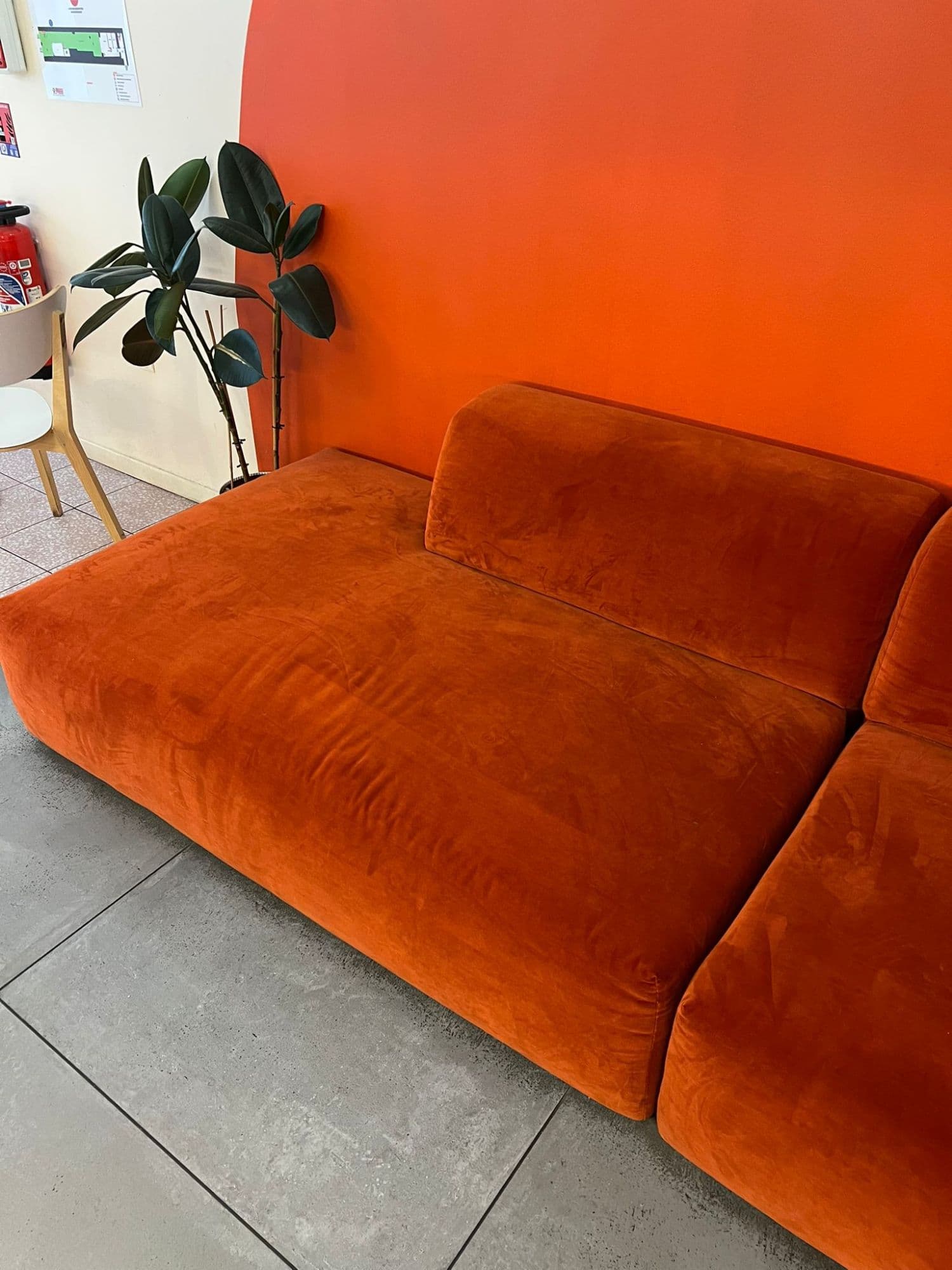 Vend grand canapé MYCS de couleur orange rouille (proche du rouge) - doux (velours)