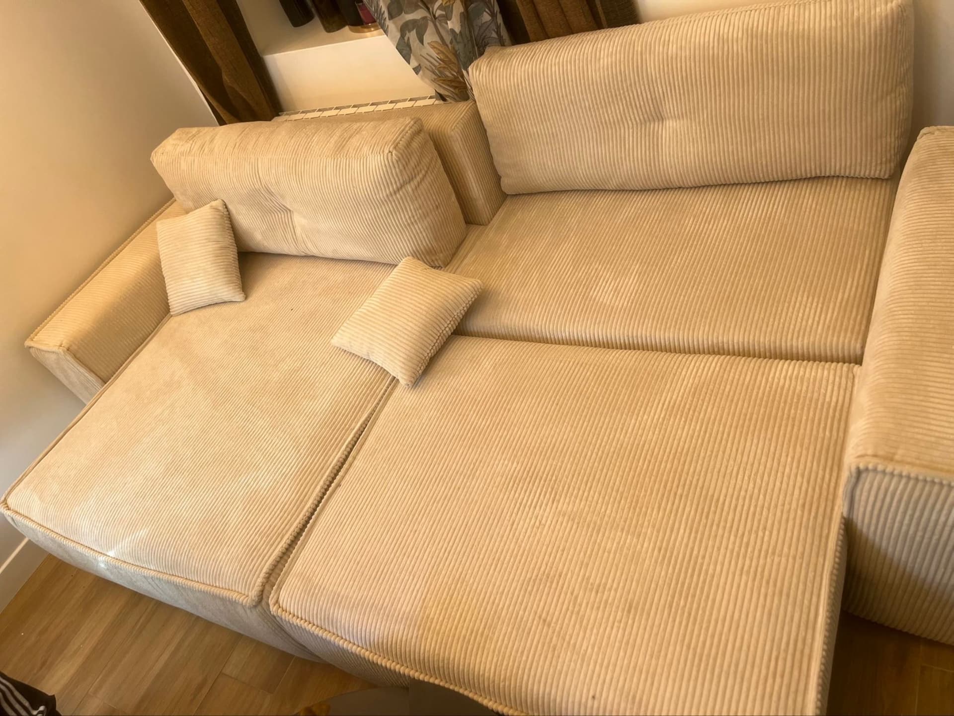 Canapé beige pas utilisé en très bonne état