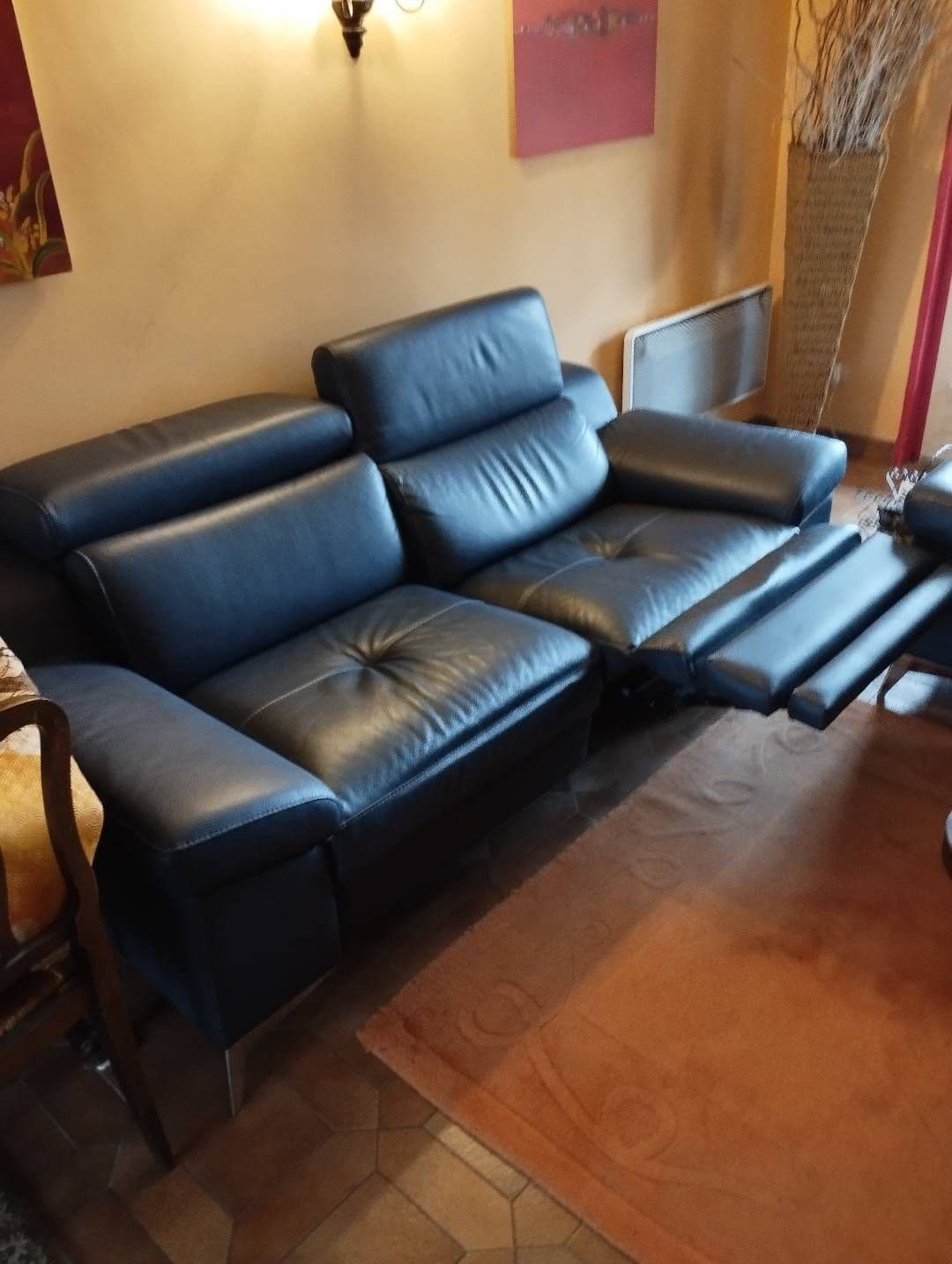 Je vends deux canapés assortis bleu marine cuir buffle. Très bon état. L'un d'eux est électrique.