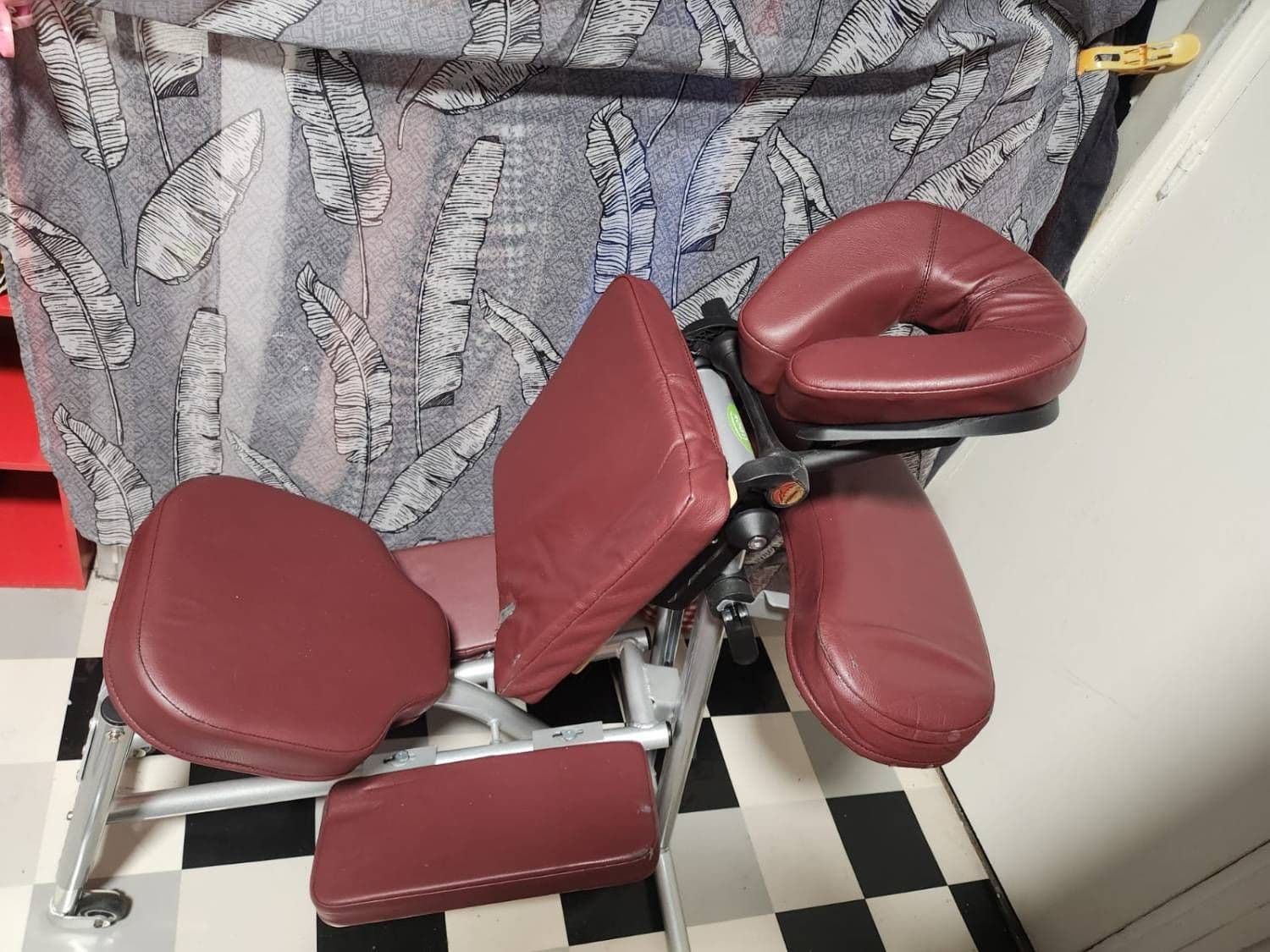 Chaise De Massageamma, Conçue Par Le David Palmer, Alliant Confort Et Praticité. Bon État Général Avec Quelques Signes D'usure (Légères Éraflures Sur Le Rembourrage), Mais Entièrement Fonctionnelle. É