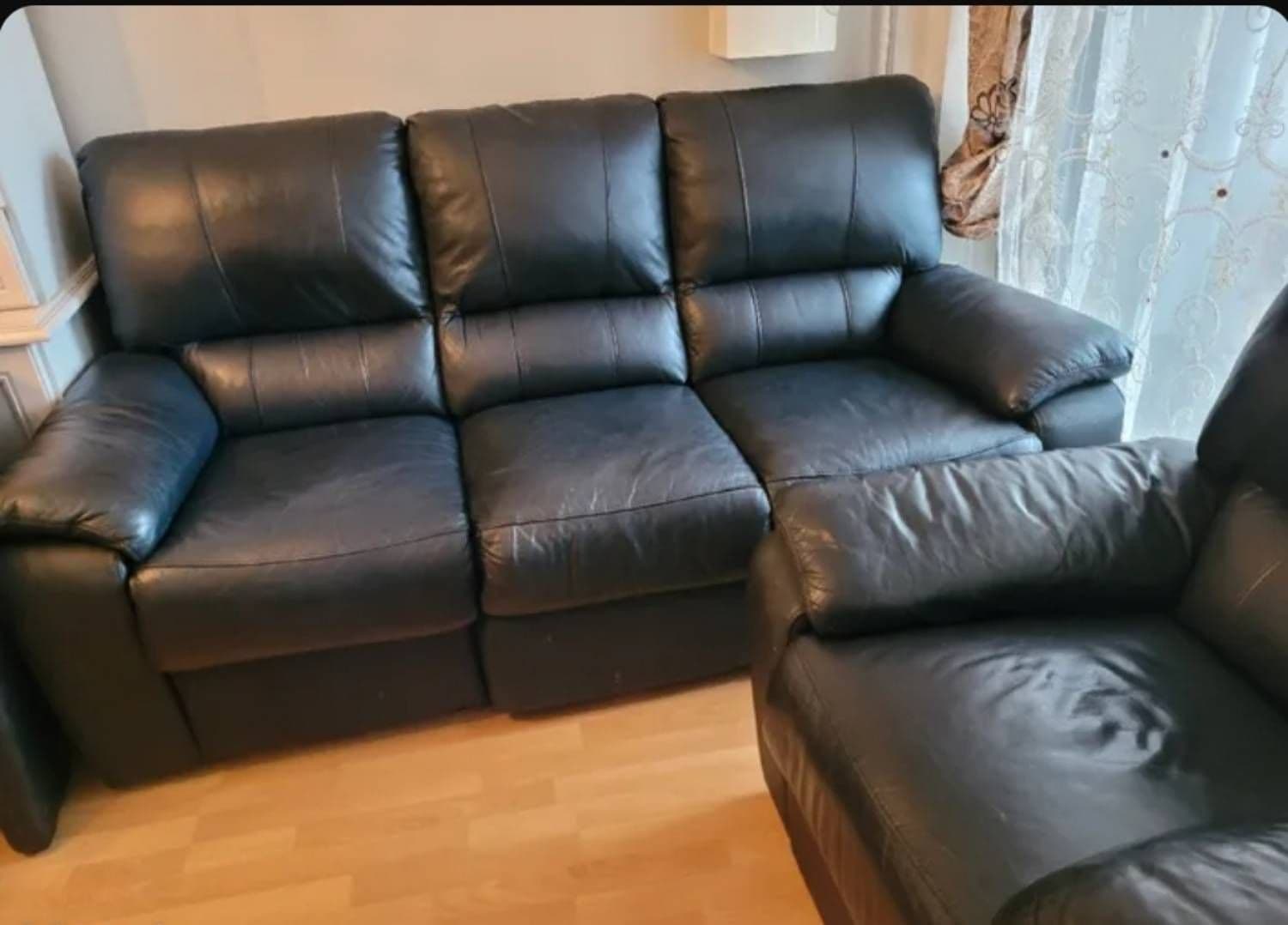 Une vraie expérience de relaxation ! Notre canapé 3 places et un fauteuil avec un design classique est fabriqué en simili cuir noir brillant et facile à entretenir. Il est réglable individuellement au