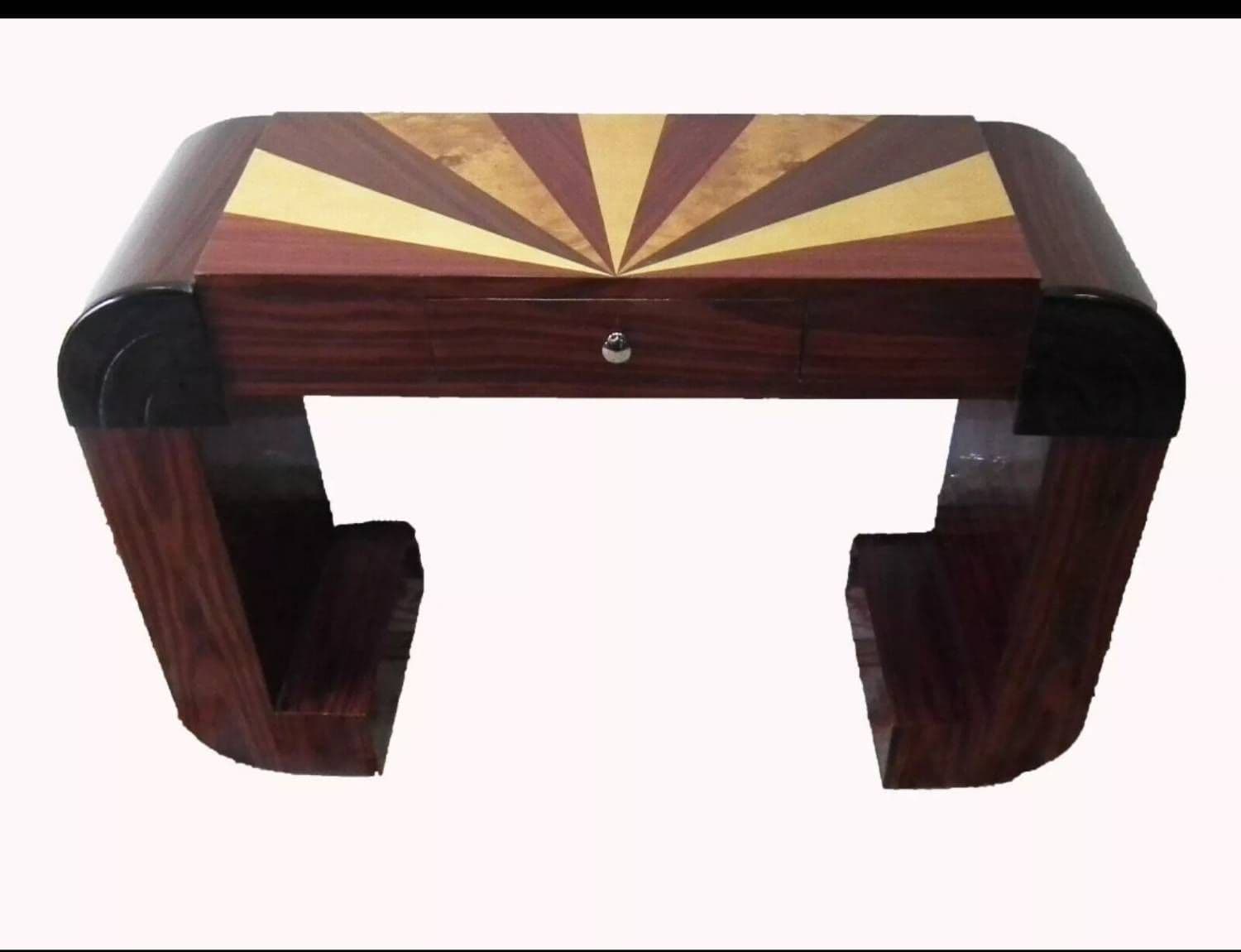 Un Bureau Art Déco En Palissandre, Avec Tiroirs De Rangement Et Motifs Élégants.