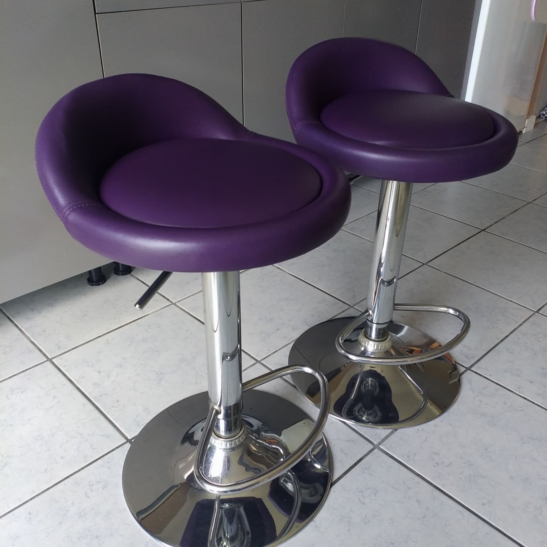 Lot de 2 tabourets de bar moderne en métal avec sièges rembourrés en simili cuir violet