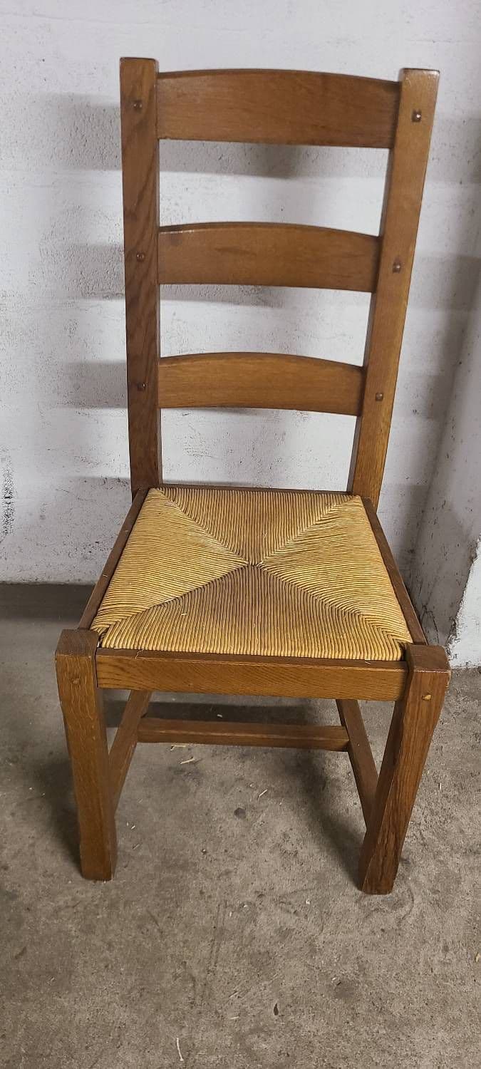 À Vendre 4 Chaises En Bois. Le Prix Est Par Unité.