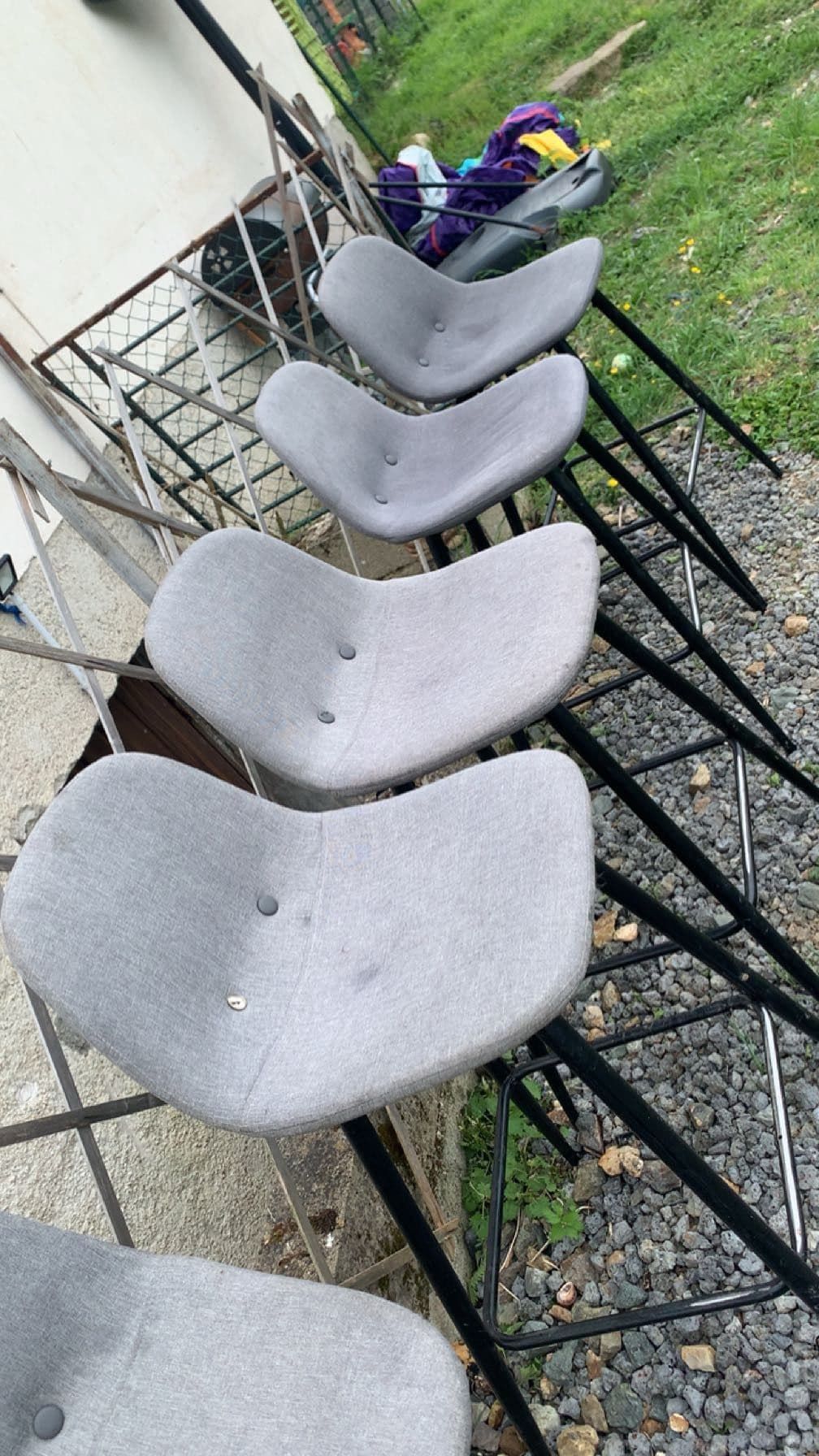 Chaise bar grise et métal