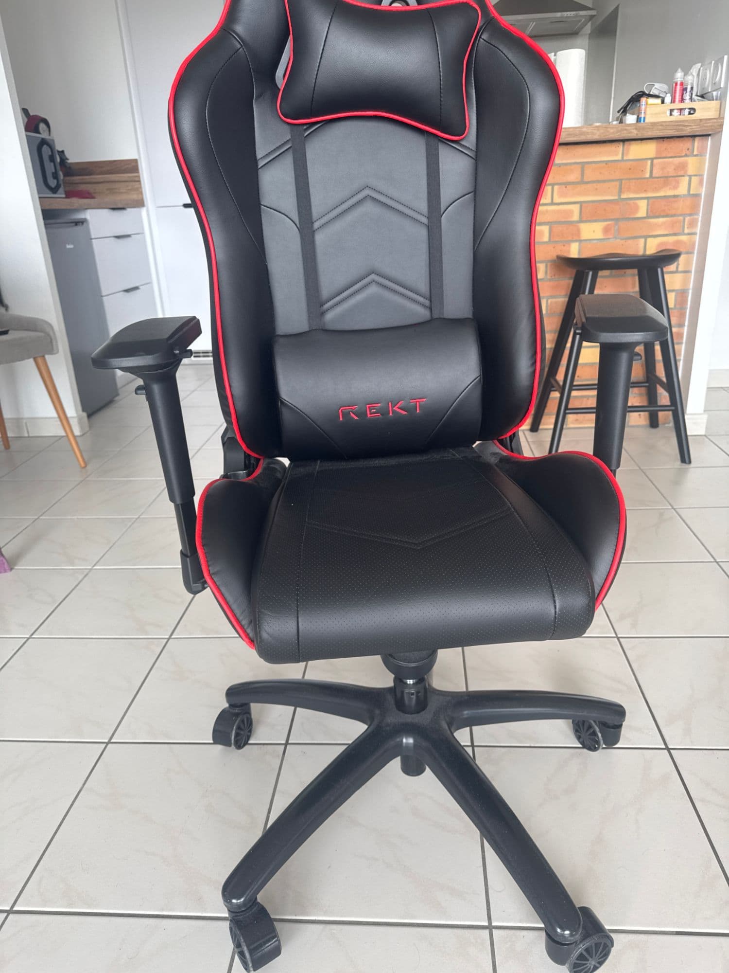 Voici le fauteuil de jeu REKT GG1 en rouge.