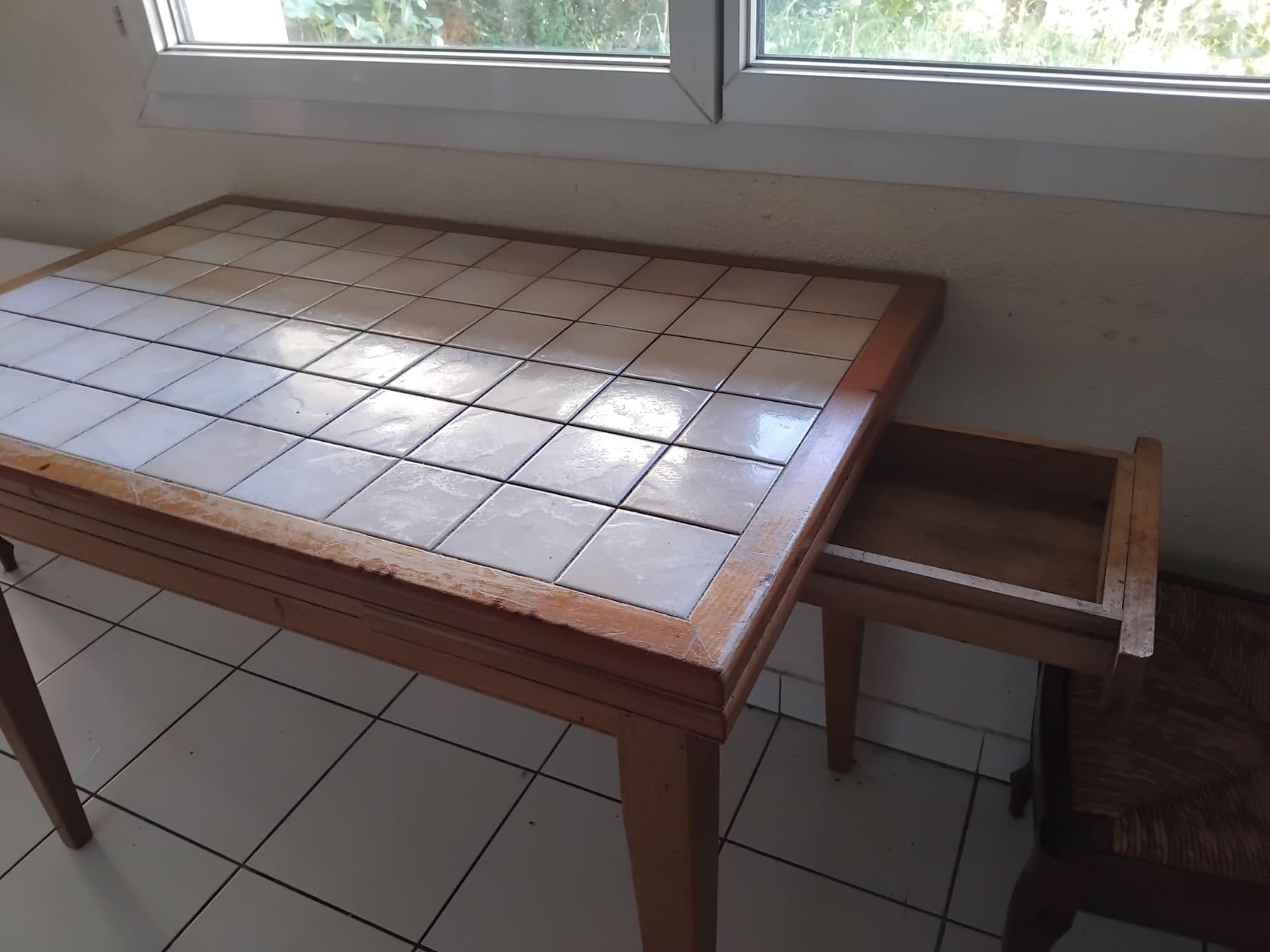 Particulier Vends Très Belle Table De Cuisine Assez Haute Effet Marbre Au Dessus Avec Contour Et Pieds En Bois. Elle Comprend Également Une Rallonge Et Un Tiroir. Pas Sérieux S'Abstenir. Merci