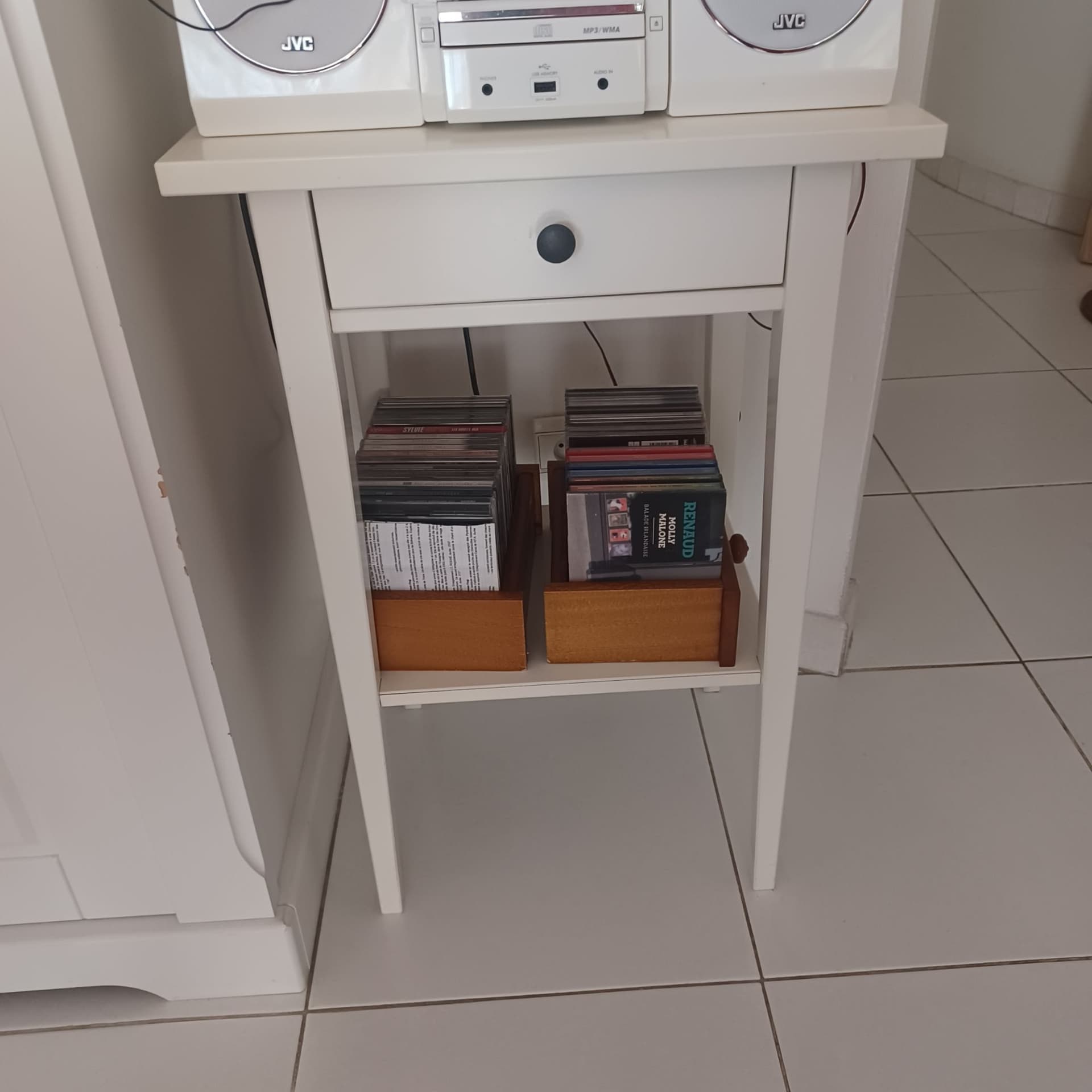 Table de nuit blanche. En bois.Joli petit meuble.