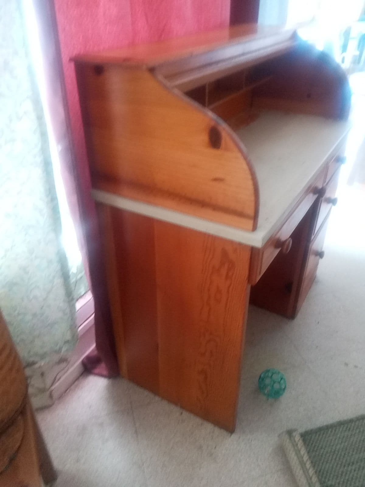 BUREAU en bois avec un fermoir en accordéon
