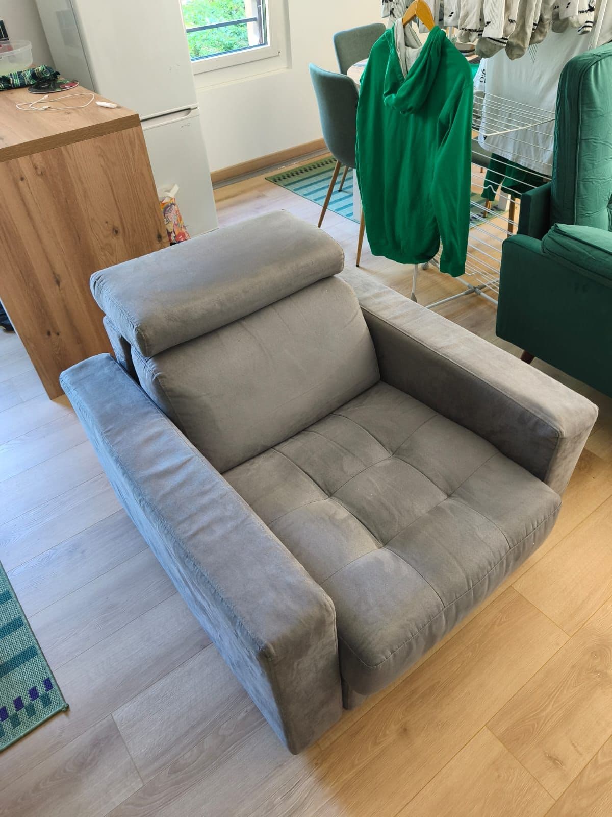 large fauteuil en velour gris alinéa