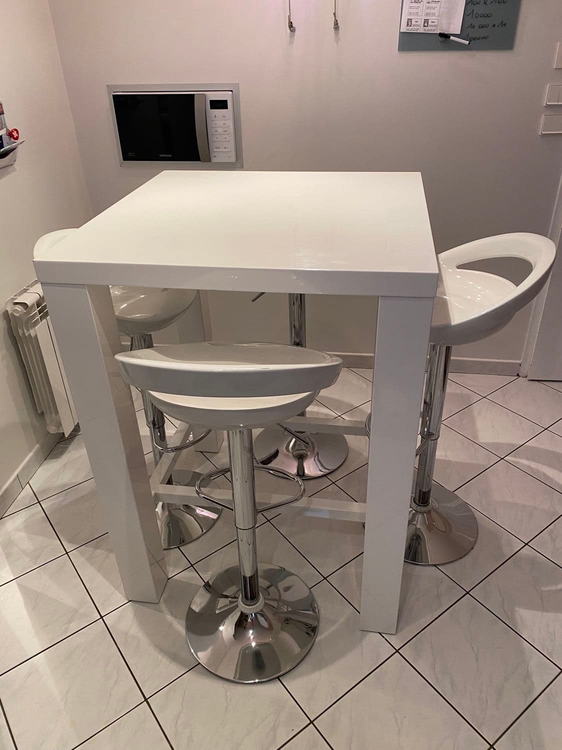Mange debout laqué blanc + 4 chaises de bar