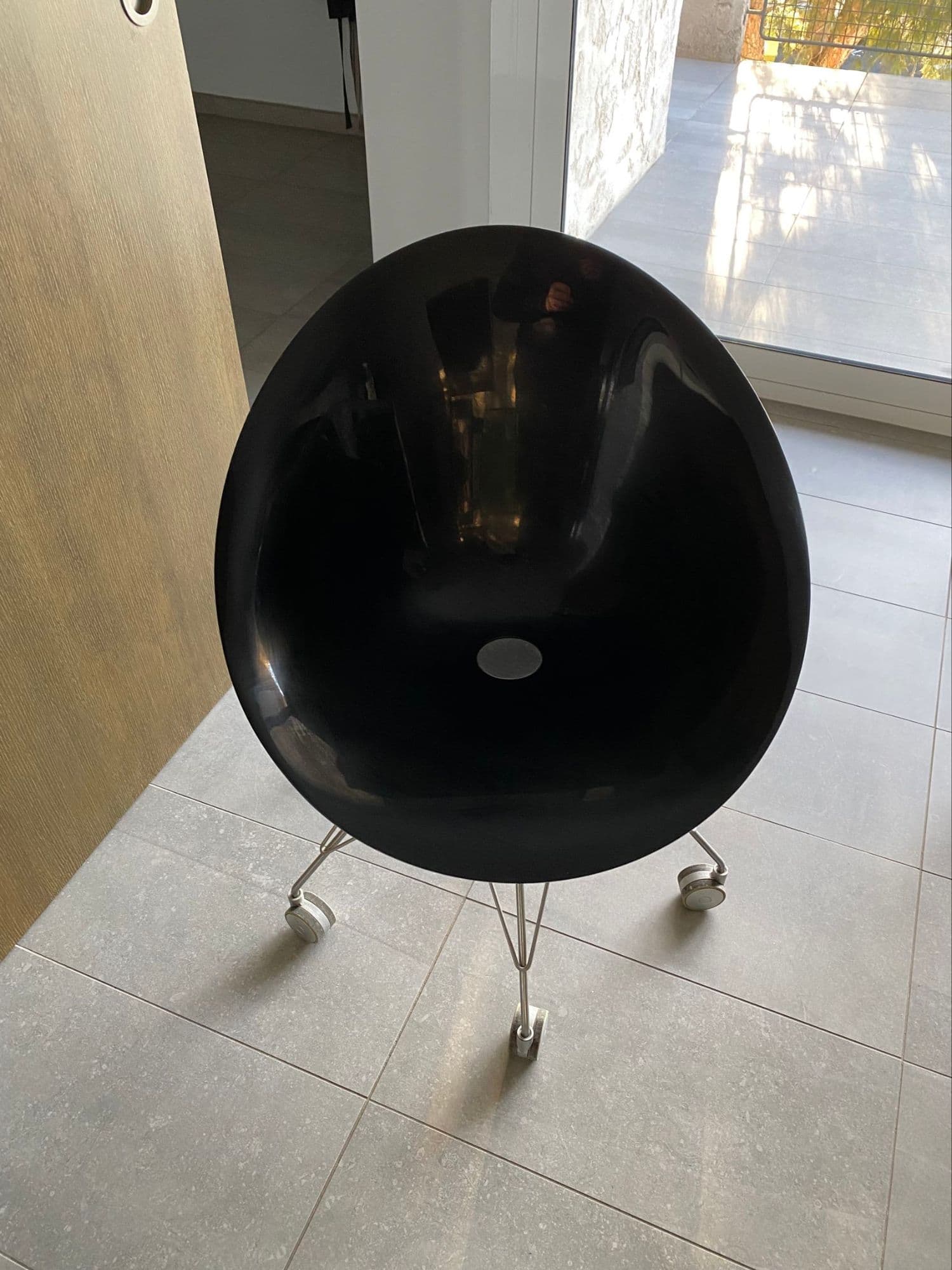 Chaise Philippe KartellStarck ÉROS noire sur roulettes