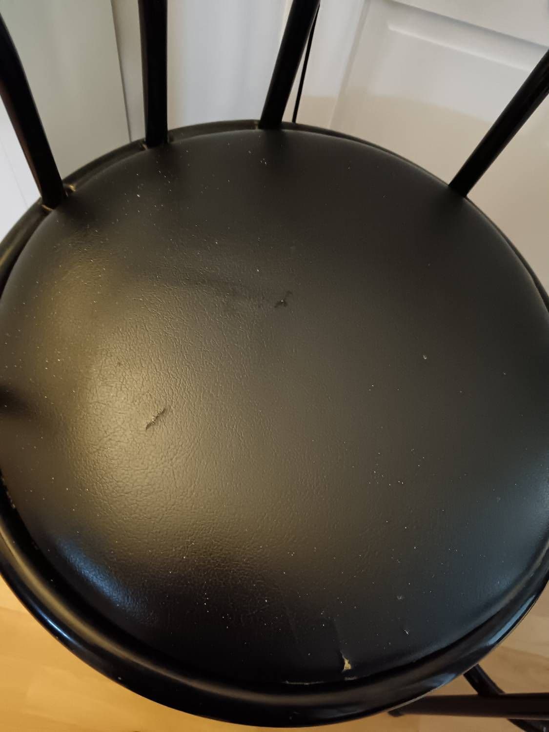 Chaise de bar noir a remettre en état