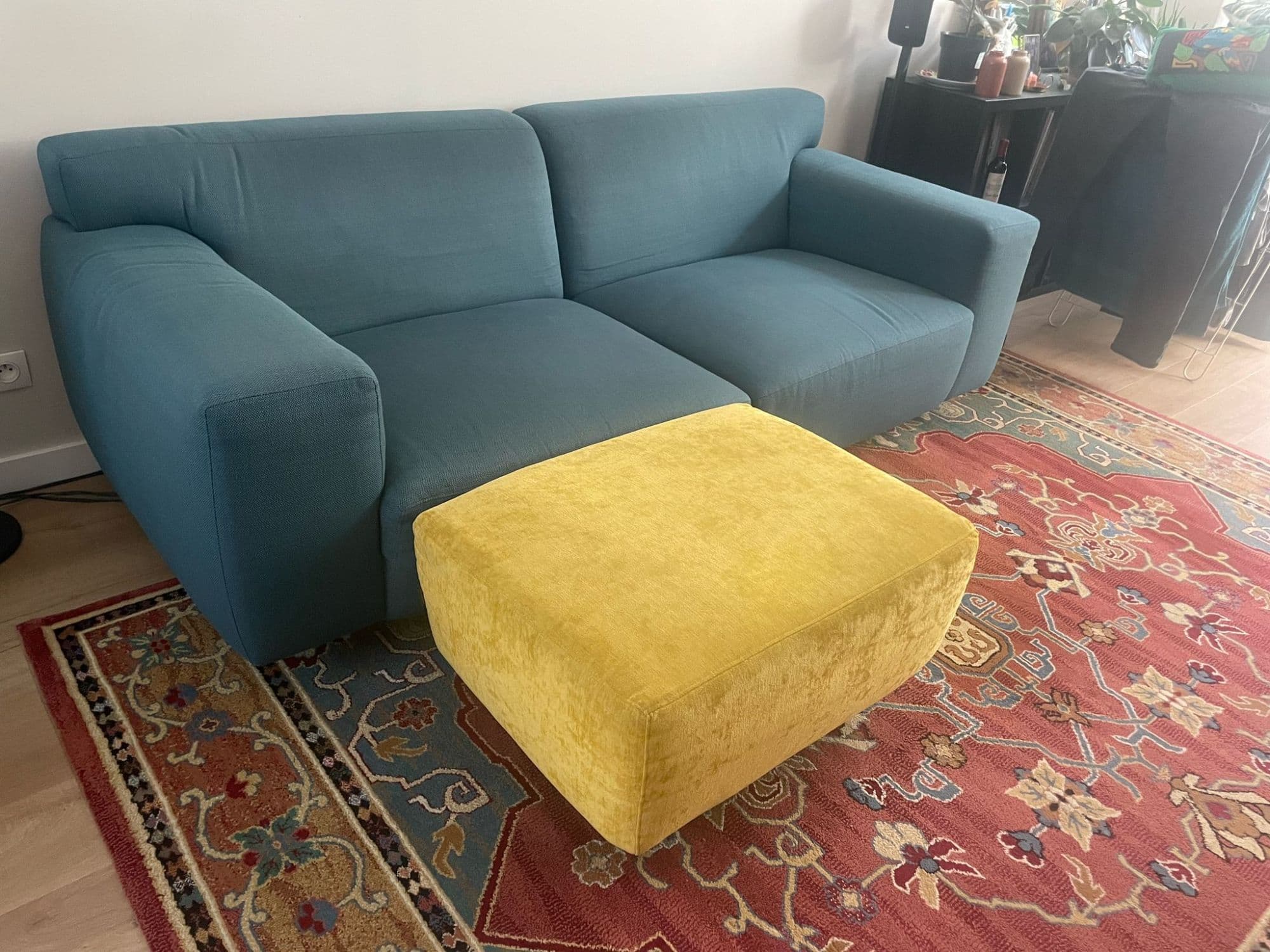 Beau Canapé Que Je Fais Faire Chez "Deba" Magasin De Meubles En Belgique. Marque "Furninova" Payé 950 € (Facture À L'Appui) Tissu Bleu Canard. Confortable. Maison Non Fumeur / Pas D'Animaux