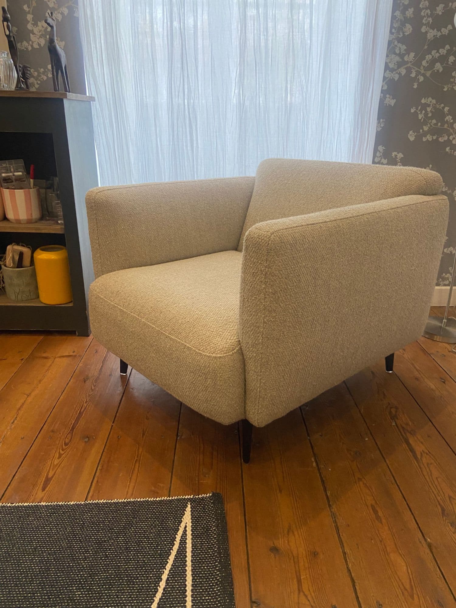 Fauteuil MODENA de chez BoConcept, tissu Lazio beige, structure laquée noir mat