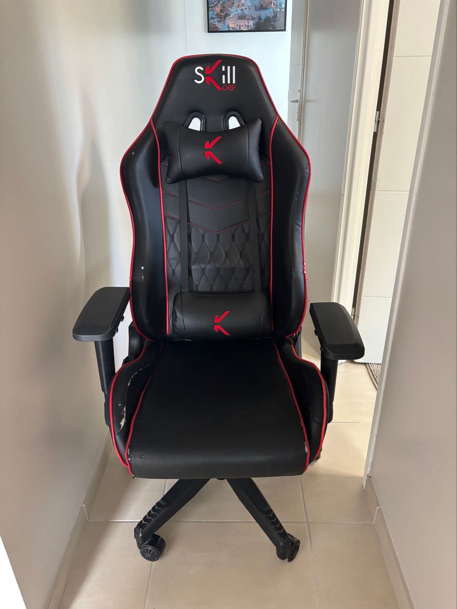 Chaise gaming Skillkorp. Couleur noir et rouge. En bon état. Deux coussins lombaires et tête. Repose bras ajustable de 3 façon différente hauteur largeur profondeur. Inclinaison et balancier. Top !!!
