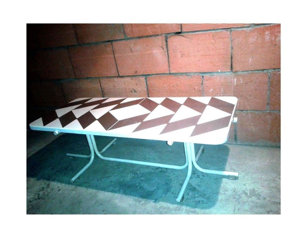 TABLE DESIGN ART DECO EMAILLEE GEOMETRIC BLANC MARRON METAL GUERIDON DESSERTE SELETTE RECTANGULAIRE STYLE MODERN STRUCTURE TUBES SUPPORT PRESENTATION MOBILIER SALON DIVAN COIN CANAPE