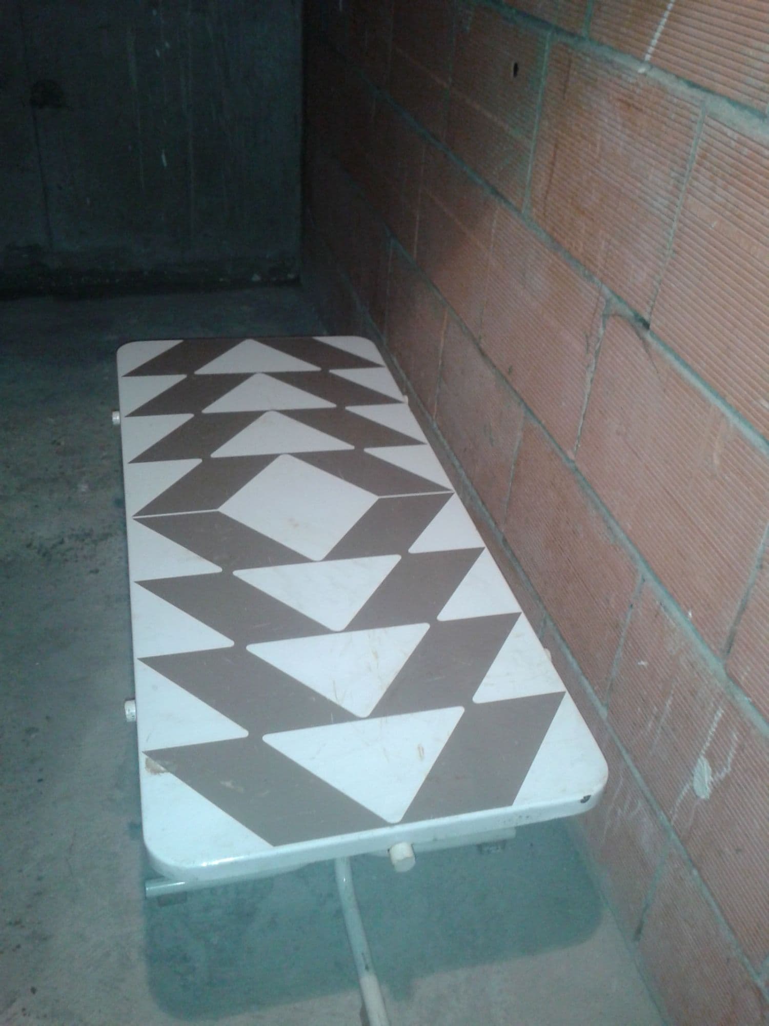 TABLE DESIGN ARTDECO ACIER ÉMAILLÉ DECOR GEOMETRIQUE BLANC ET CHOCOLAT 110X40 cm ENV MEUBLE INTÉRIEUR ET EXTÉRIEUR TABLETTE LONGUE CONSOLE DE SALON