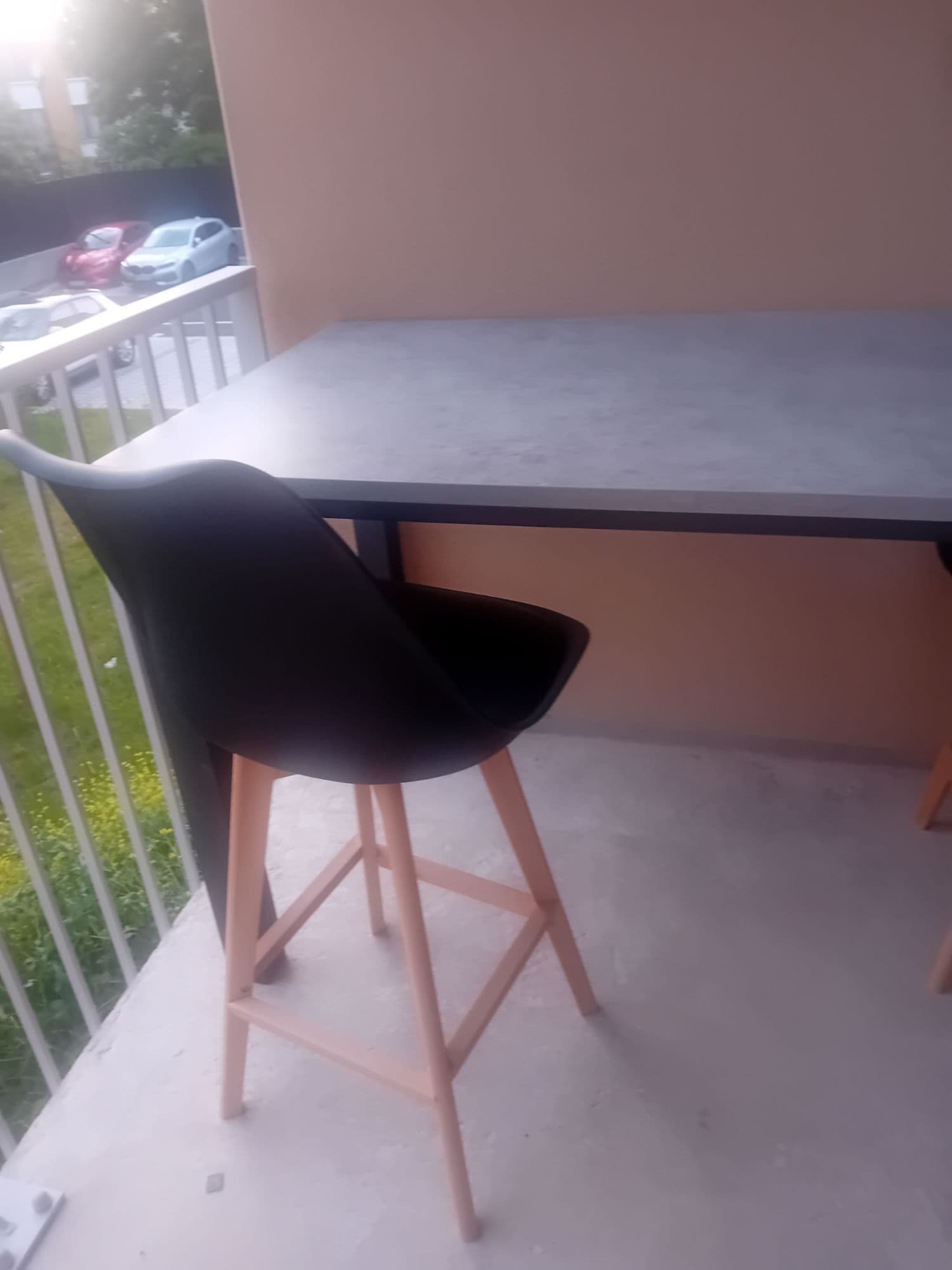 Chaise Haute Scandinave Avec La Table Haute