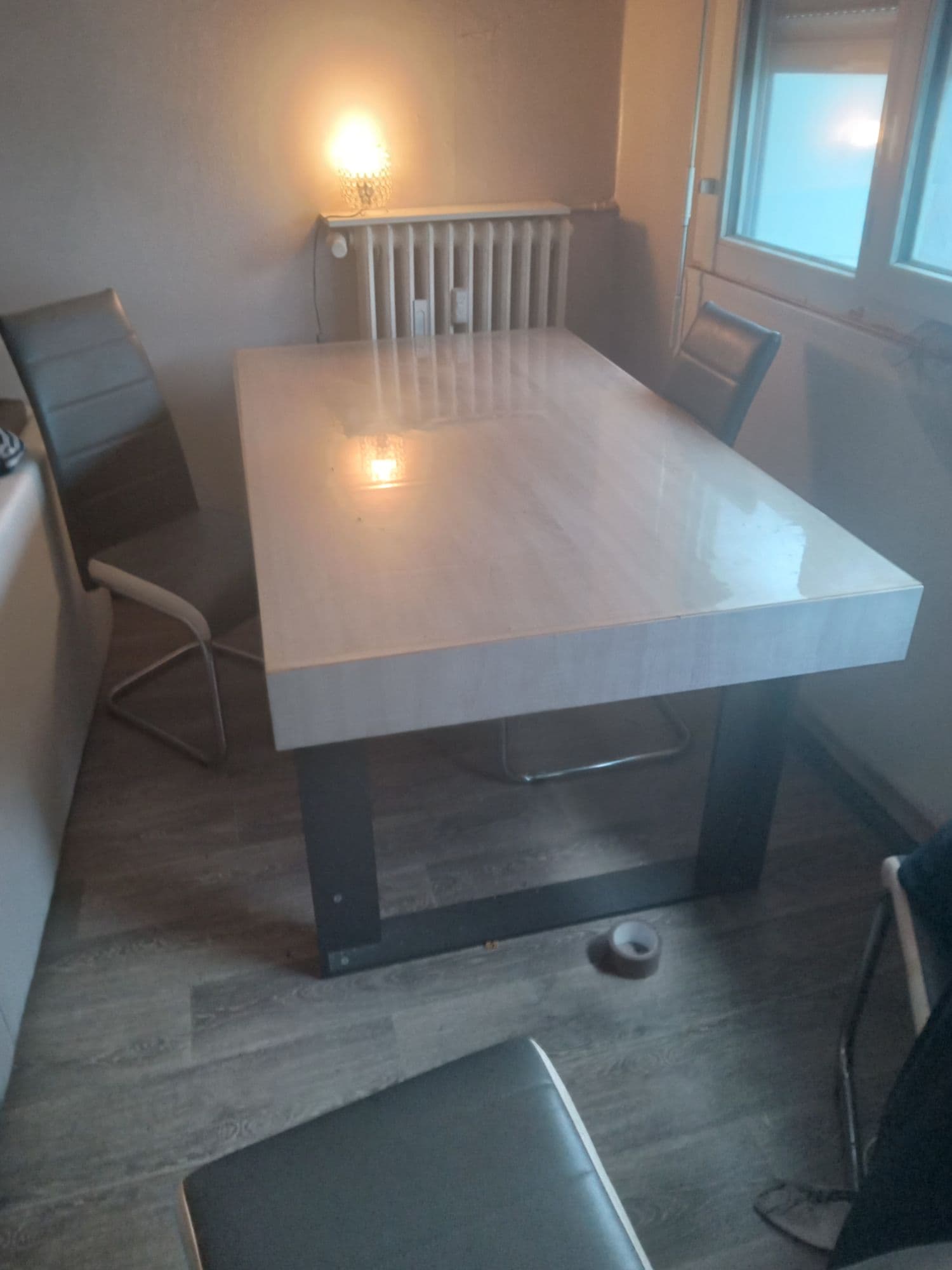 Lit Enfant Armoire Enfanttres Belle Table À Manger + 6 Chaises Très Légèrement Abîmé